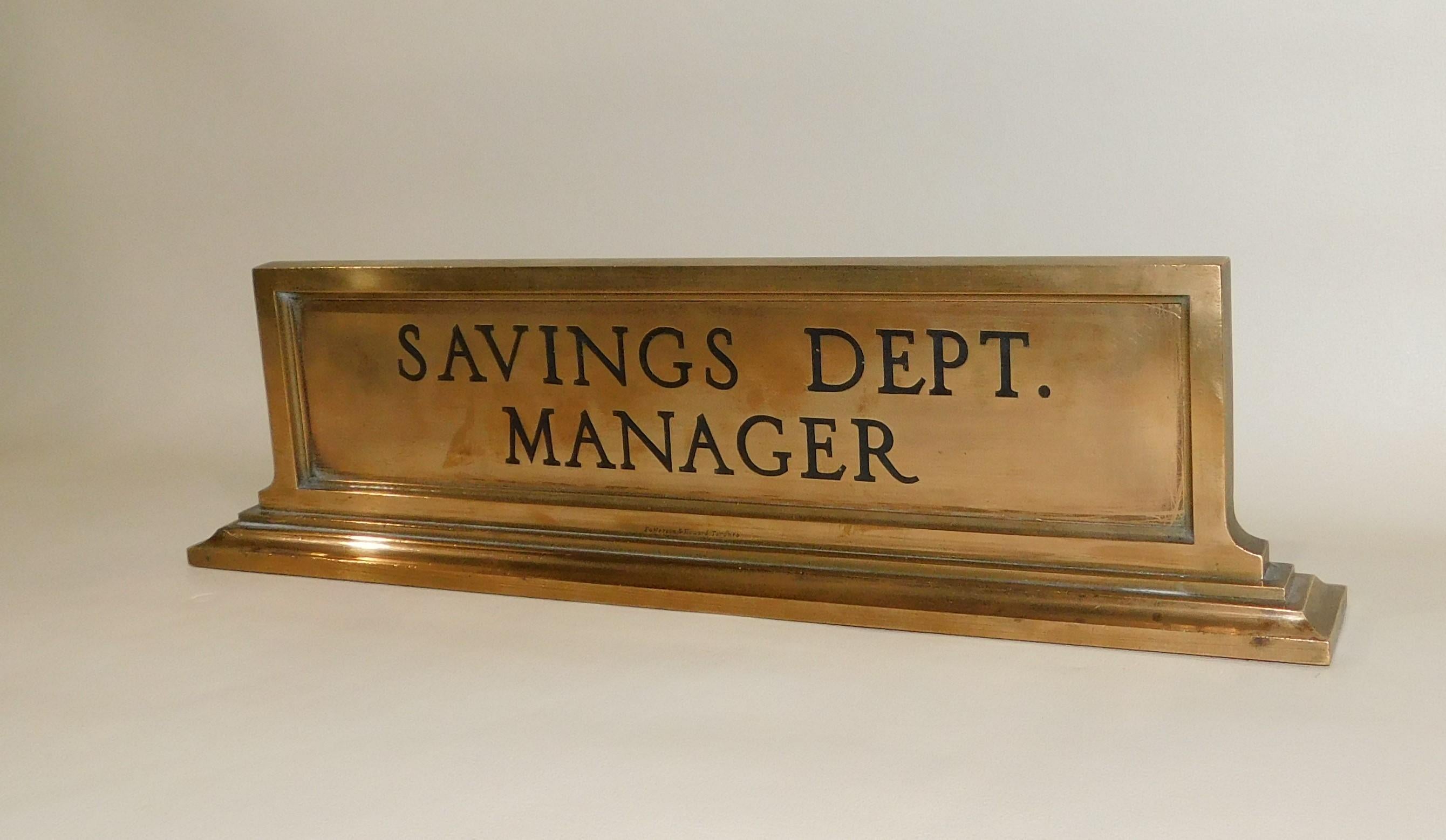 20ième siècle Vieux panneau d'enseigne de gestion des fonds en bronze lourd représentant un responsable de bureau, vers 1925 en vente