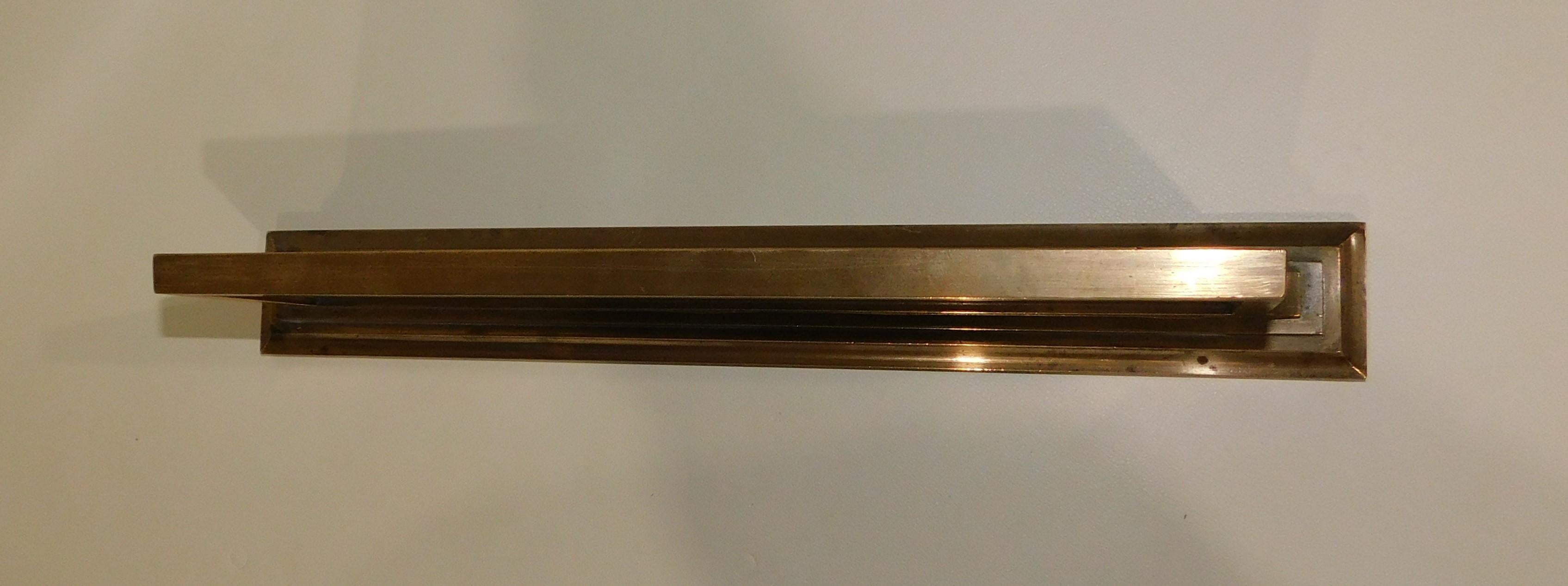 Vieux panneau d'enseigne de gestion des fonds en bronze lourd représentant un responsable de bureau, vers 1925 2