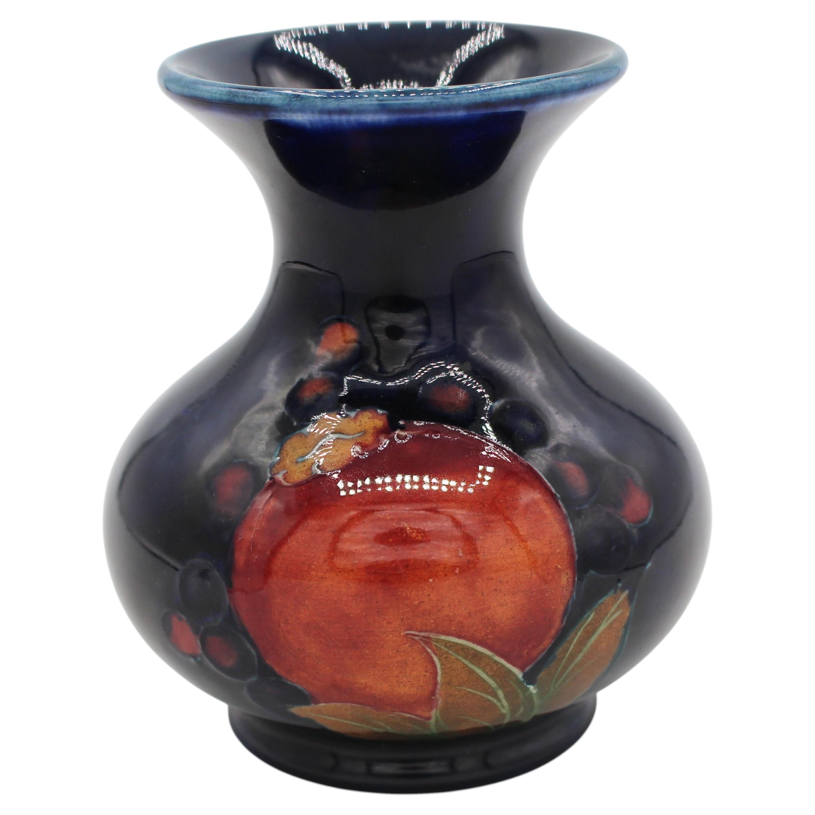 CIRCA 1928–1936: Kleine englische Vase von Moorcroft mit Granatapfel-Muster im Angebot