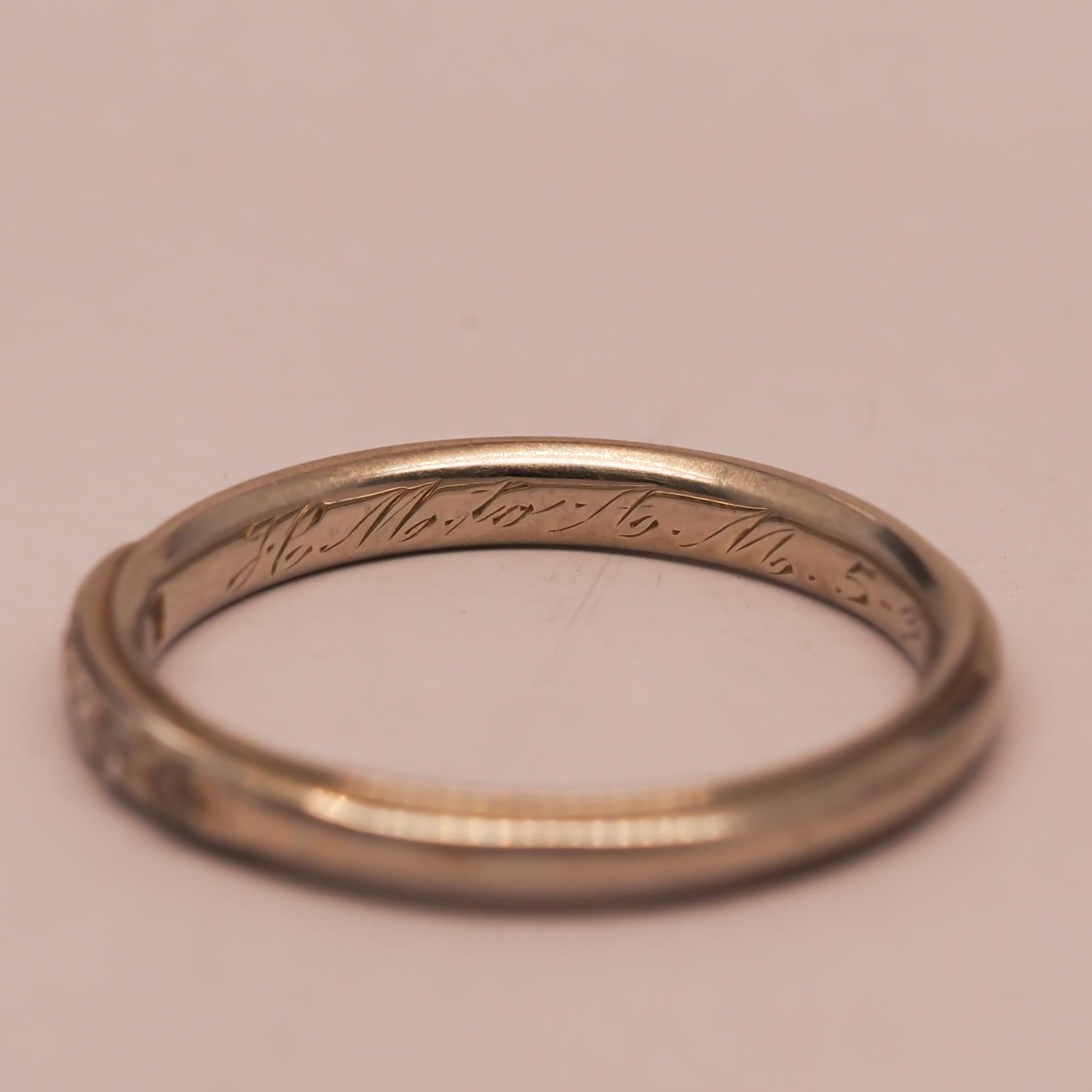 Anno: 1929 (Inciso)

Dettagli dell'articolo:
Misura dell'anello: 5.75
Tipo di metallo: Oro bianco 18k   [Marchiato e Testato]
Peso: 2.5 grammi

Dettagli sui diamanti: .12ct, peso totale, taglio singolo antico, colore G, purezza SI

Larghezza della