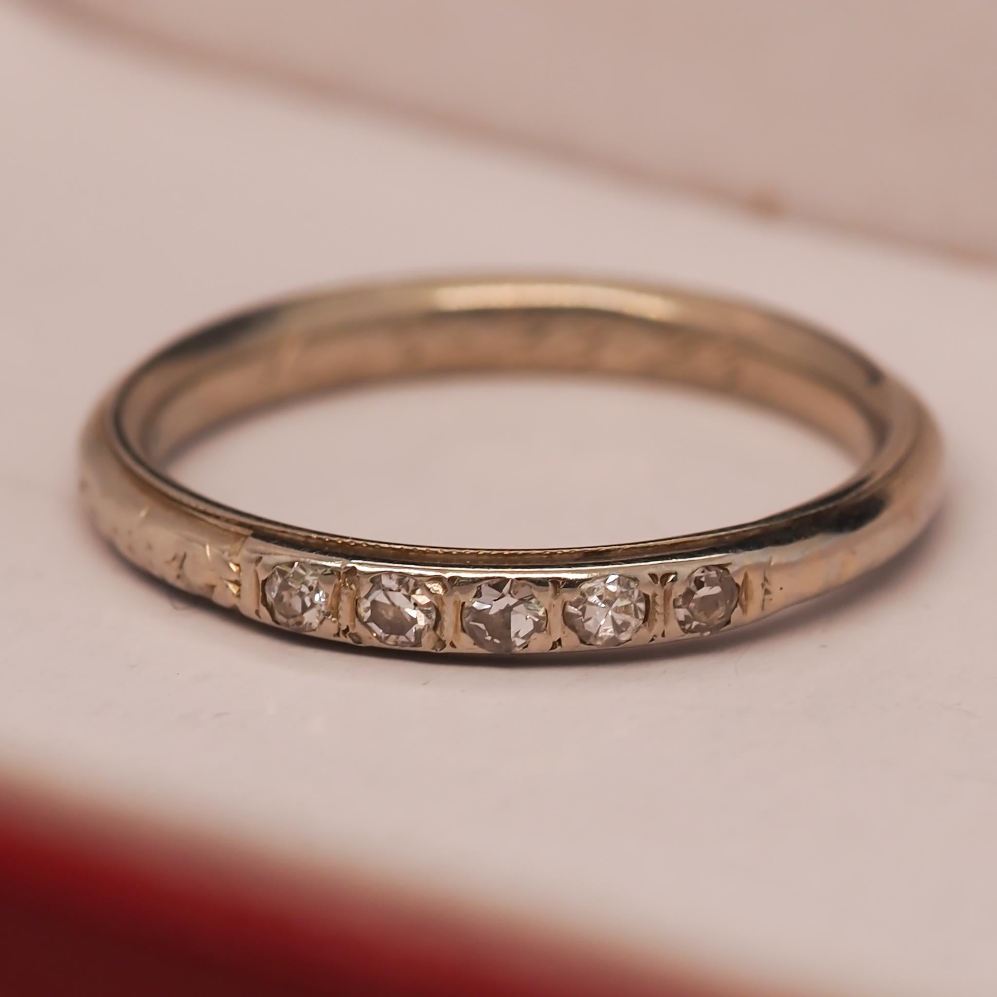 Um 1929 gravierter 18 Karat Weißgold Art Deco Diamant-Hochzeitsring mit Gravur im Zustand „Gut“ im Angebot in Atlanta, GA