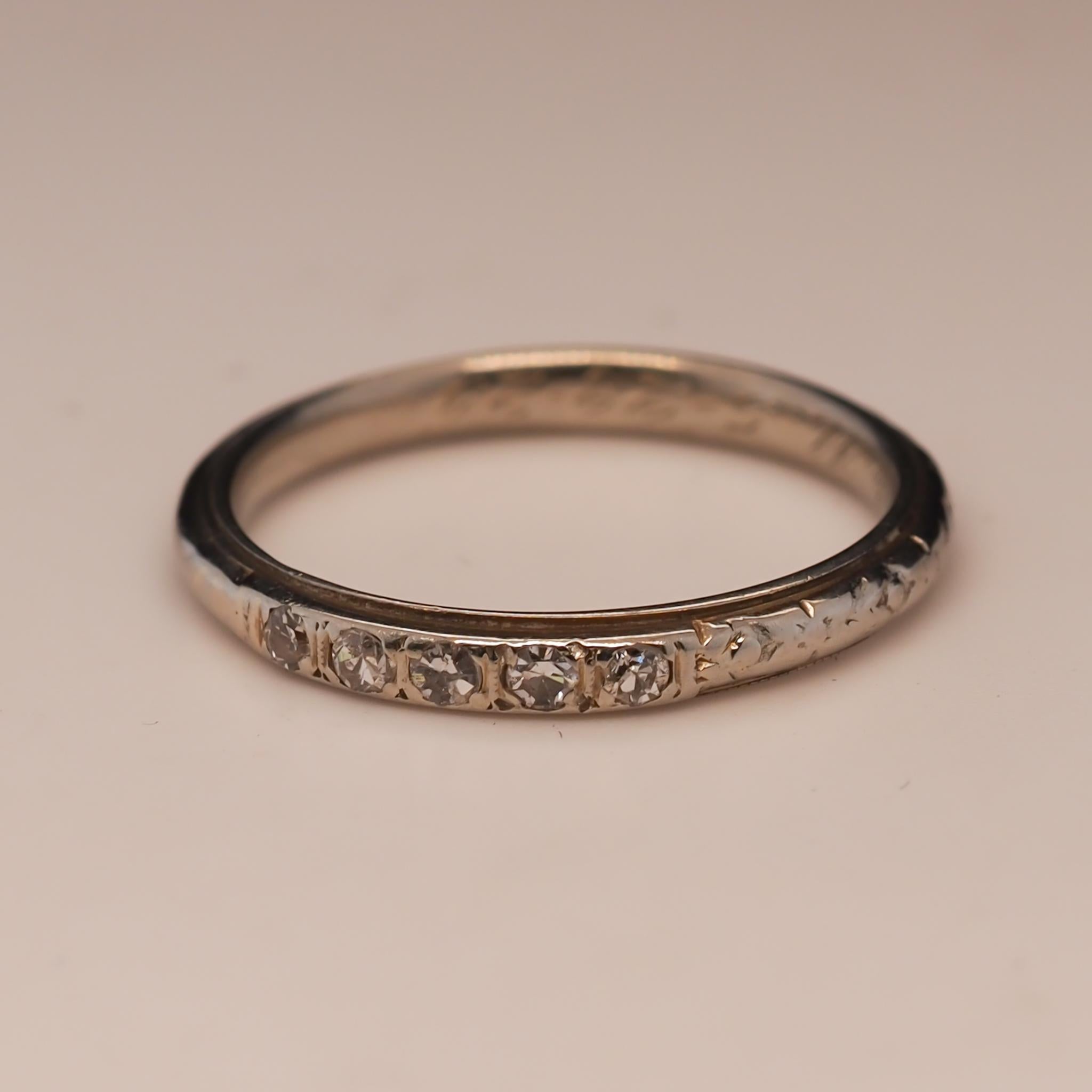 Um 1929 gravierter 18 Karat Weißgold Art Deco Diamant-Hochzeitsring mit Gravur im Angebot 1