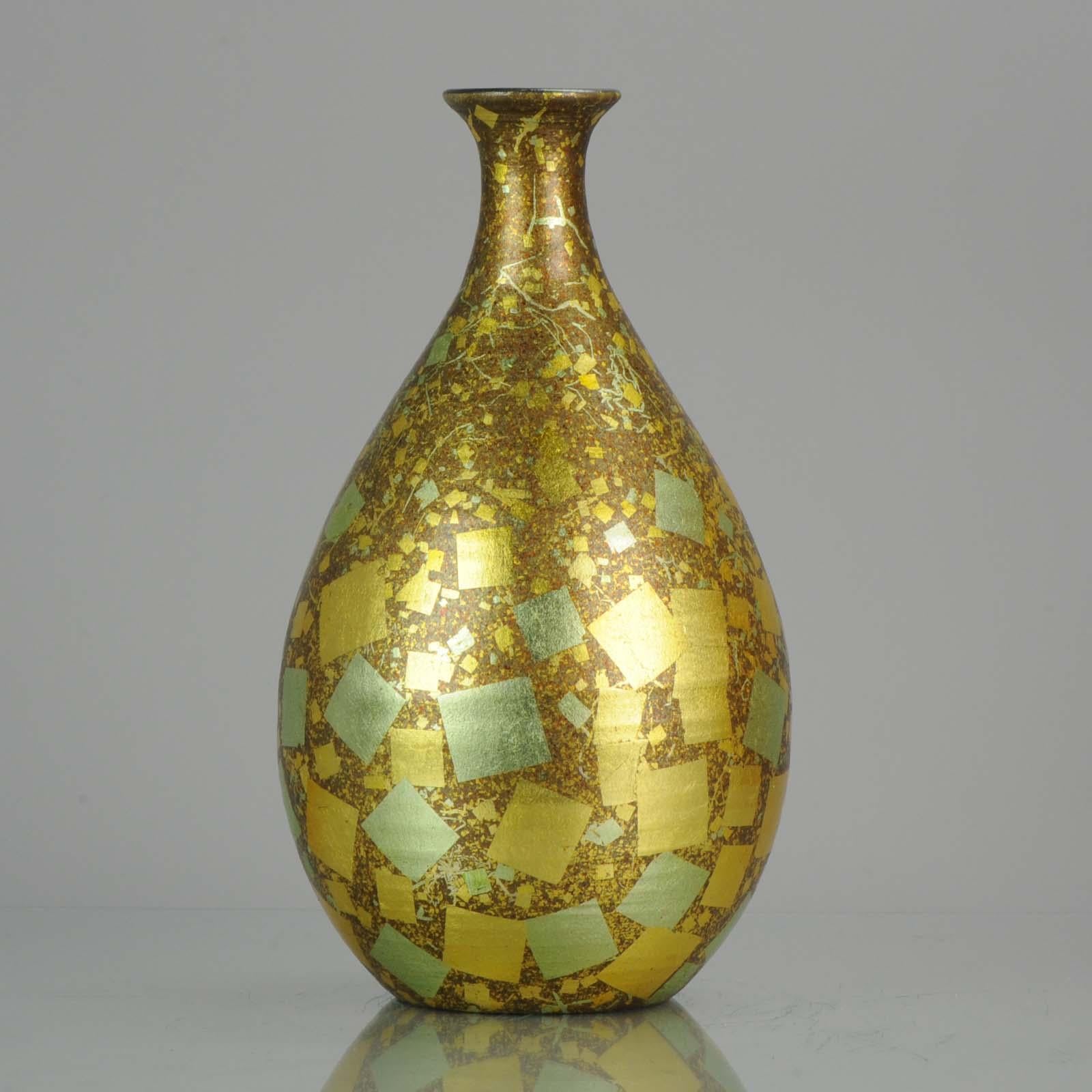 Japanese Vase Early Showa Period Japan Ceramix Goldleafs, circa 1930-1950 In Excellent Condition In Amsterdam, Noord Holland
