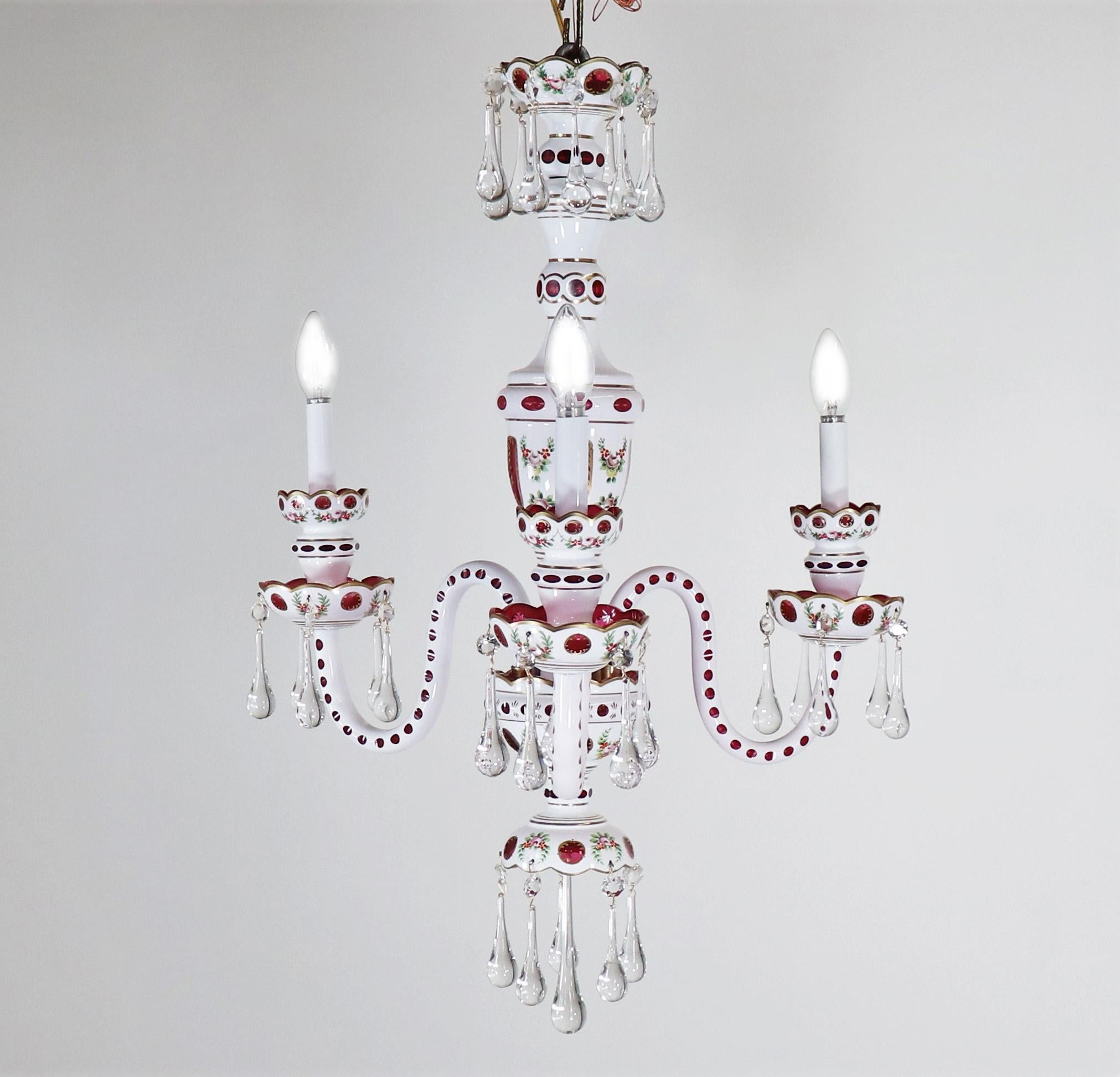 Bohémien Lampadario cecoslovacco del 1930 circa con sovrapposizione di mirtilli rossi e bianchi in vendita