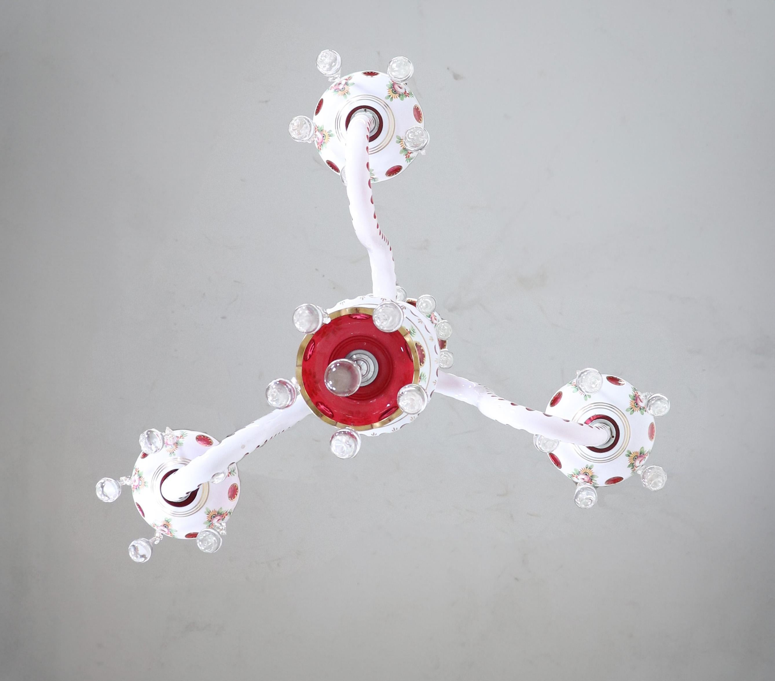 Ceco Lampadario cecoslovacco del 1930 circa con sovrapposizione di mirtilli rossi e bianchi in vendita