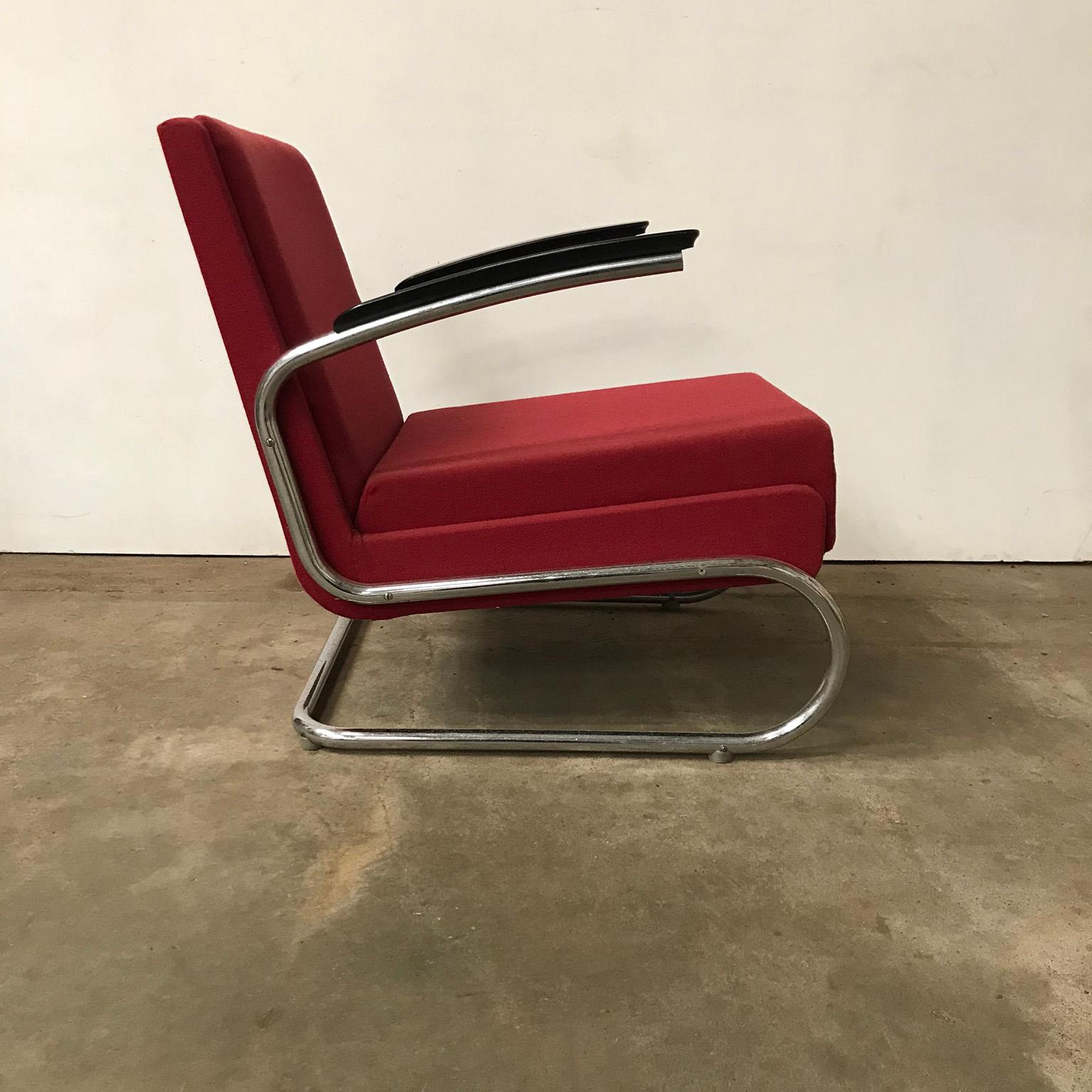 Dutch Tubular Easy Chair in Burgundy Red and Black Armrests, circa 1930 In Good Condition In Amsterdam IJMuiden, NL