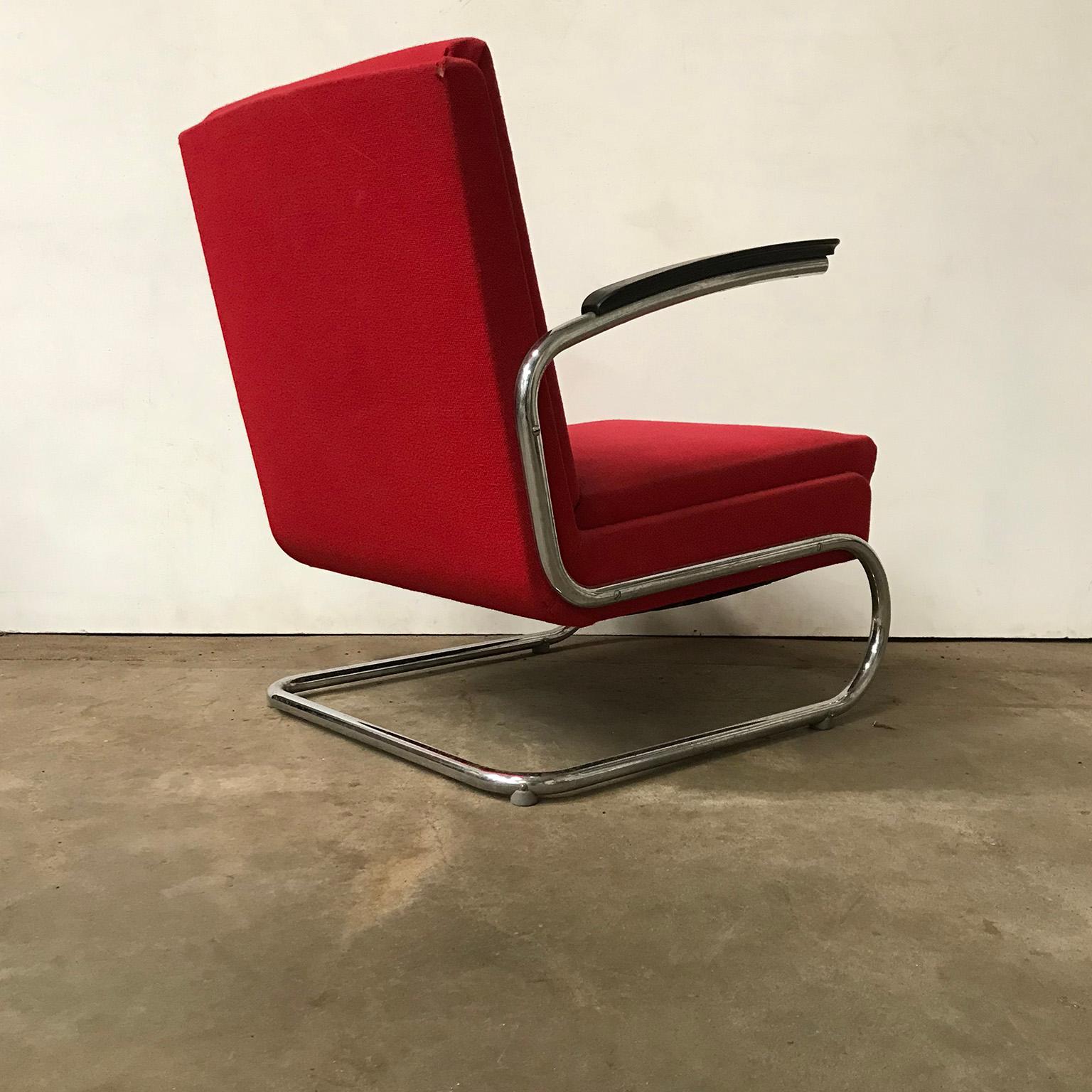 Dutch Tubular Easy Chair in Burgundy Red and Black Armrests, circa 1930 In Good Condition In Amsterdam IJMuiden, NL