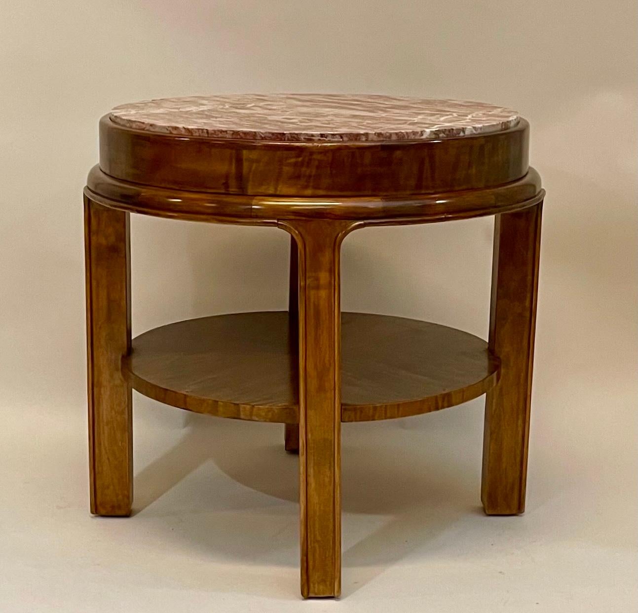 Unser Tisch wurde aus massiver und furnierter Birke gefertigt, in einem satten Braun gebeizt und mit einer Platte aus böhmischem Breccia-Marmor gekrönt. Wir datieren es auf die Zeit um 1928 und schreiben den Entwurf Fritz August Breuhaus de Groot