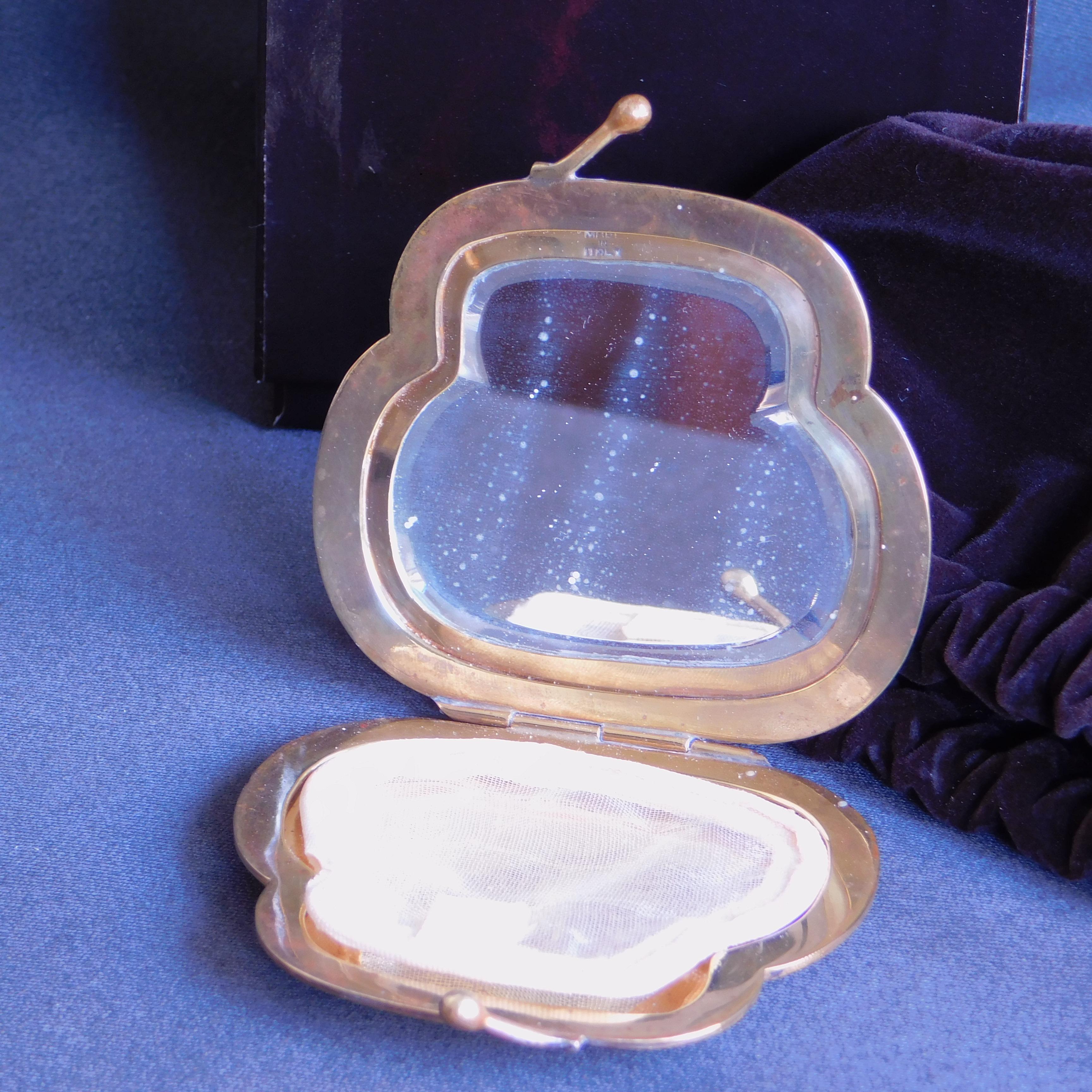 Circa 1930 Italian Art Deco Gold Tone Mirrored Compact In Good Condition For Sale In Antwerp, BE