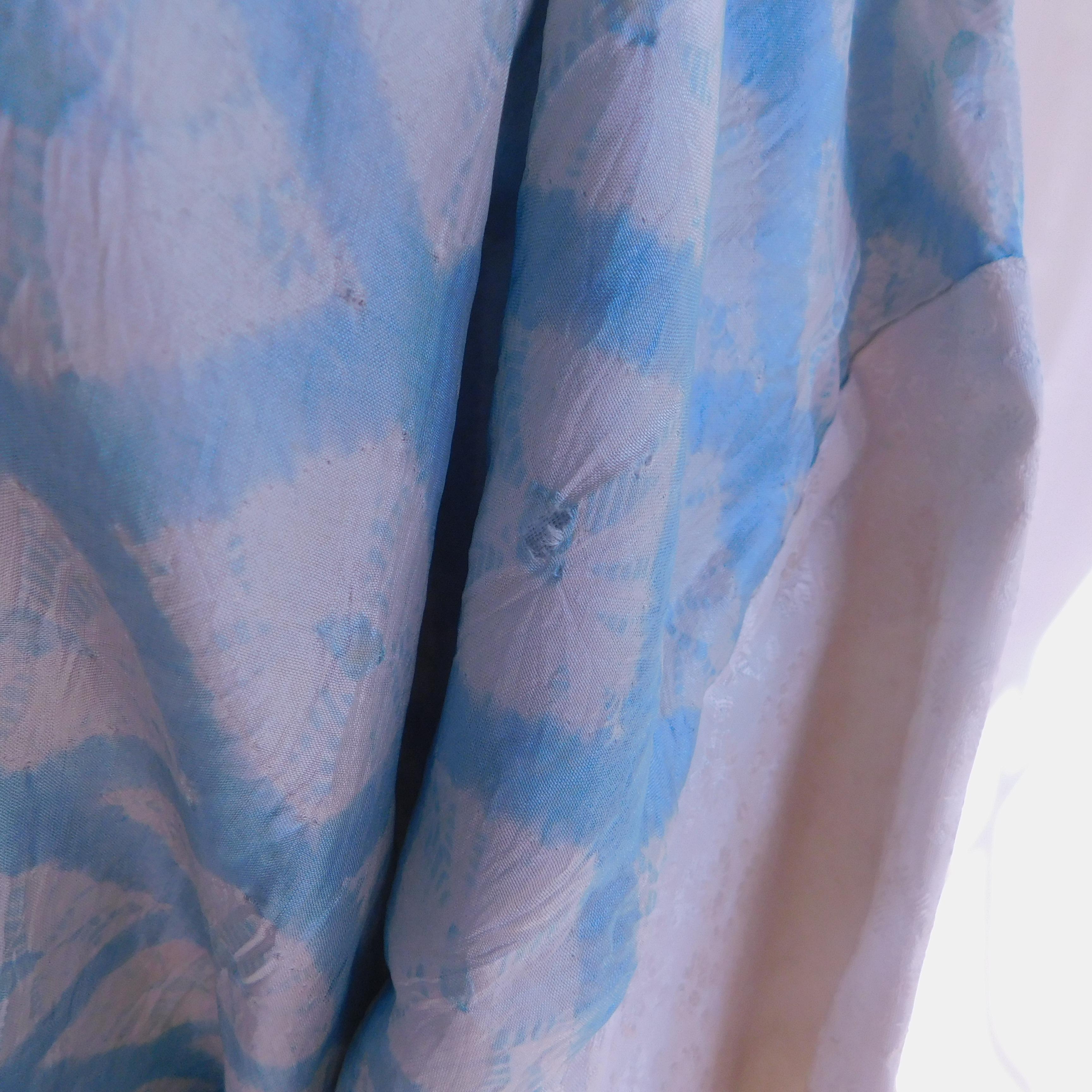 Japanese Silk Shibori Hand Dyed Juban Blue and White Kimono, circa 1930  For Sale 4