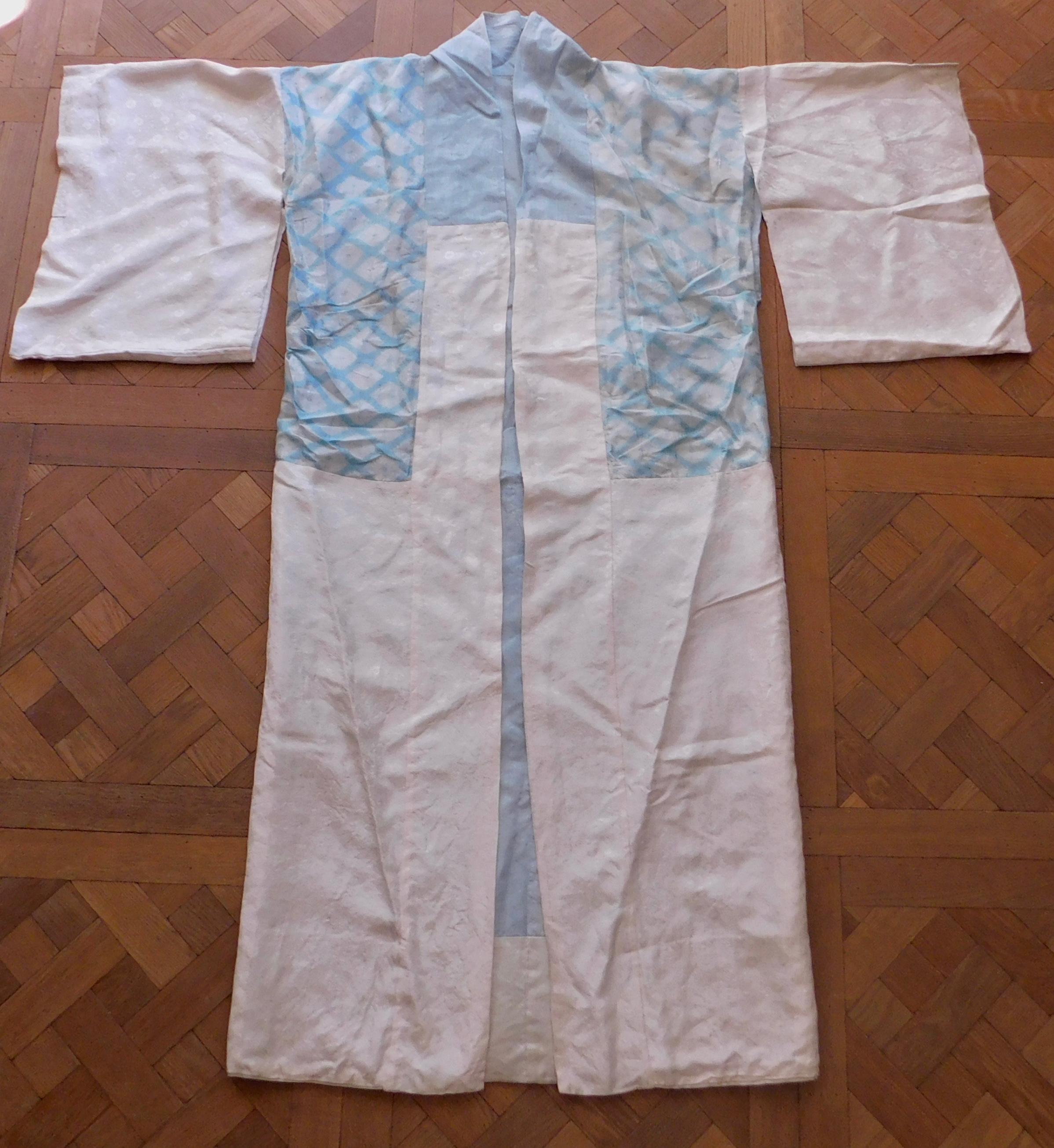 Japanese Silk Shibori Hand Dyed Juban Blue and White Kimono, circa 1930  For Sale 5