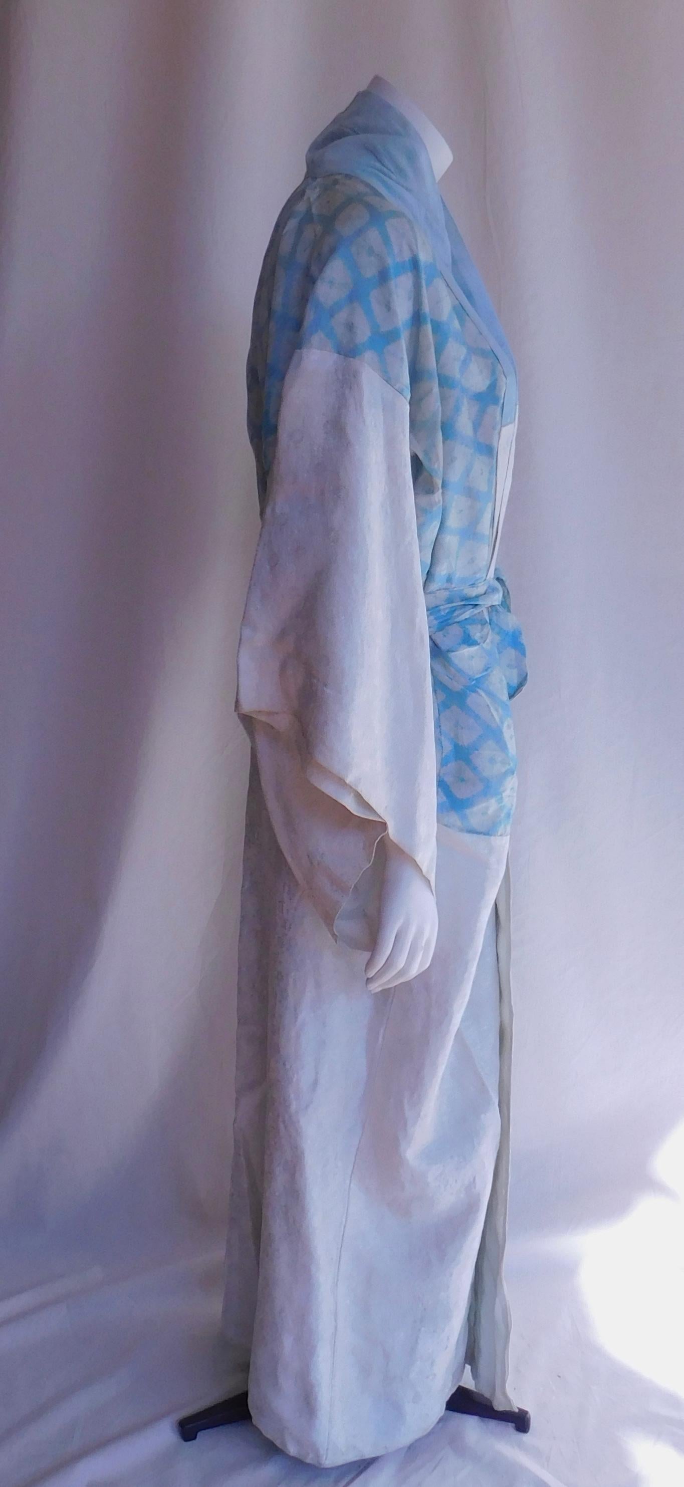 Japanese Silk Shibori Hand Dyed Juban Blue and White Kimono, circa 1930  For Sale 1