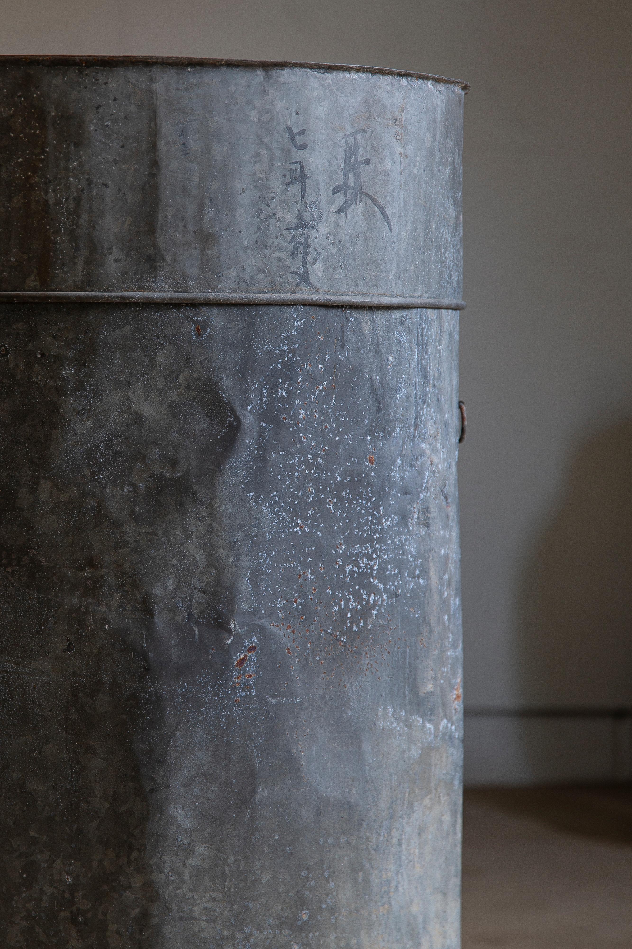Grande boîte de rangement japonaise vintage wabi sabi rouille xtra datant d'environ 1930 en vente 7