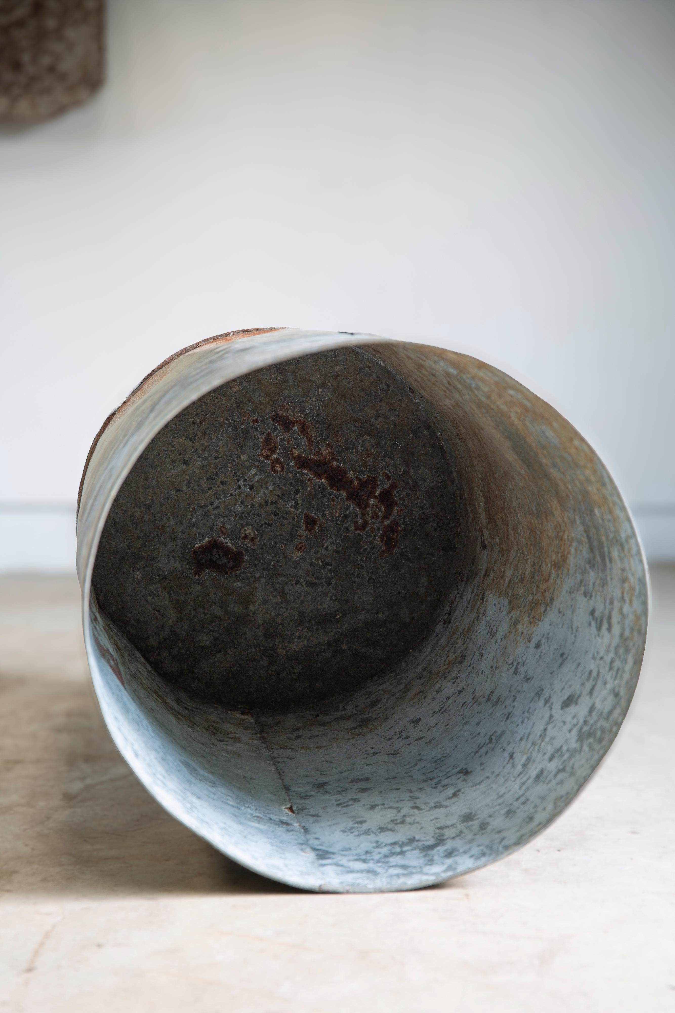 Grande boîte de rangement japonaise vintage wabi sabi rouille xtra datant d'environ 1930 en vente 9
