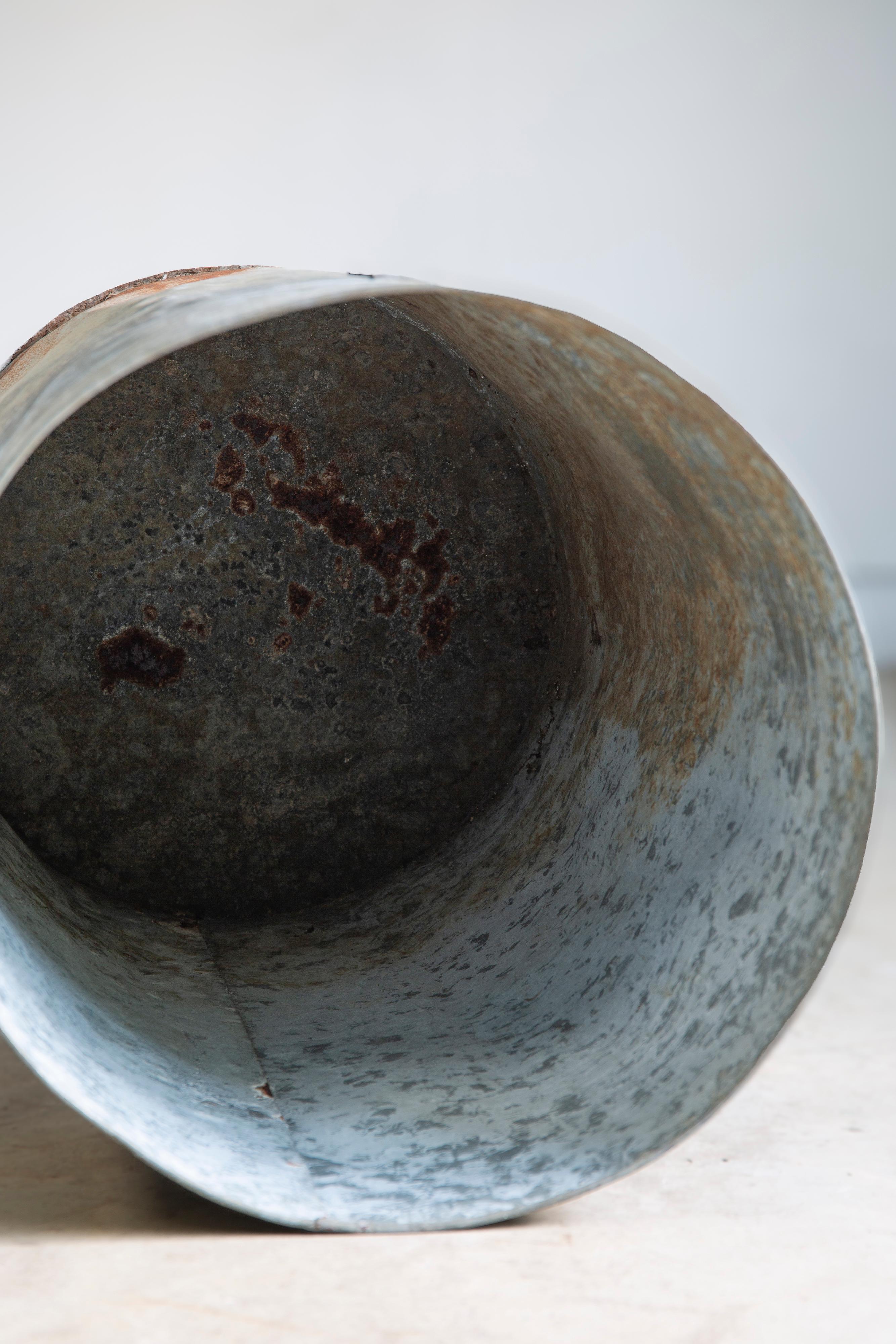 Grande boîte de rangement japonaise vintage wabi sabi rouille xtra datant d'environ 1930 État moyen - En vente à 常陸大宮市, JP