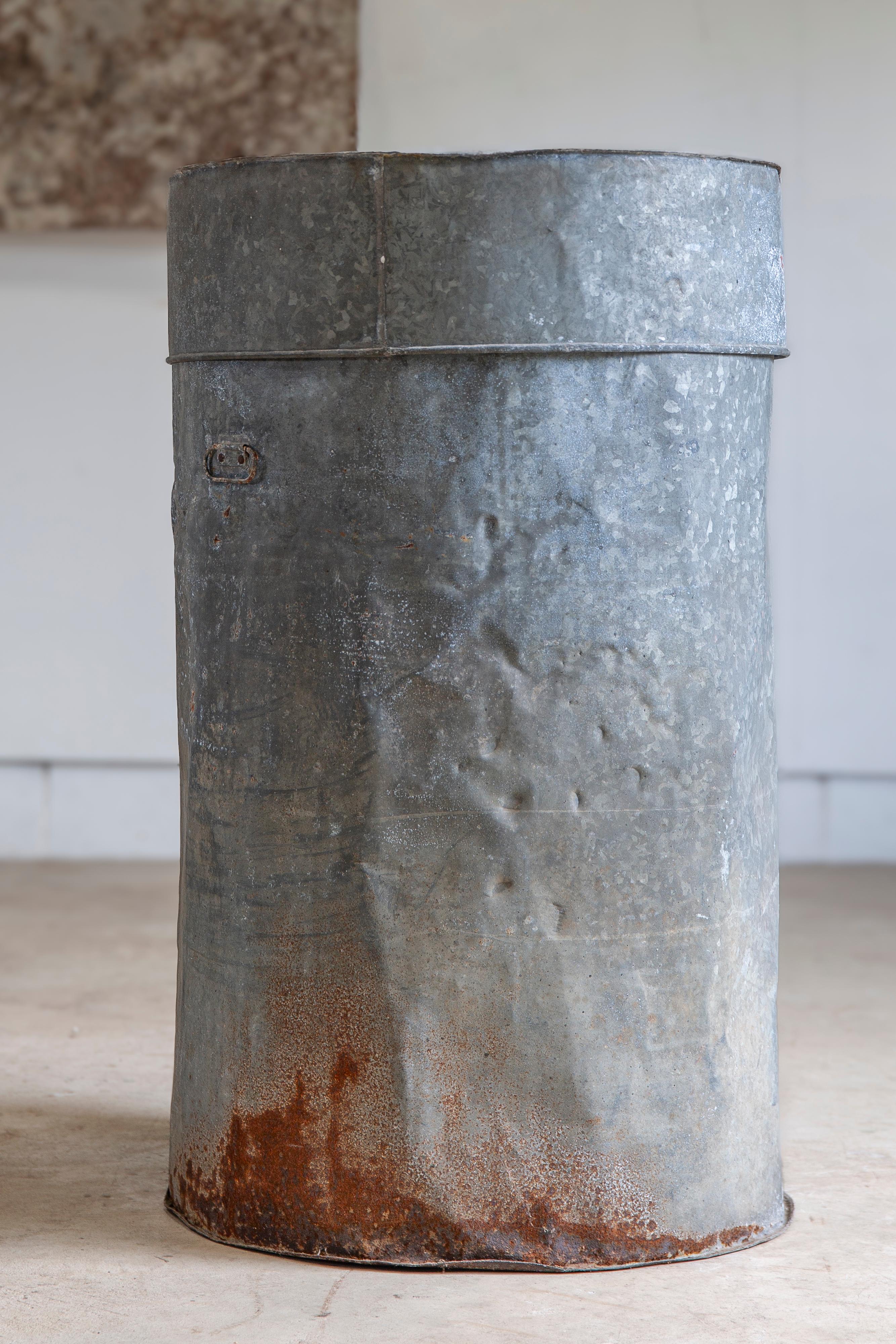 Fer Grande boîte de rangement japonaise vintage wabi sabi rouille xtra datant d'environ 1930 en vente