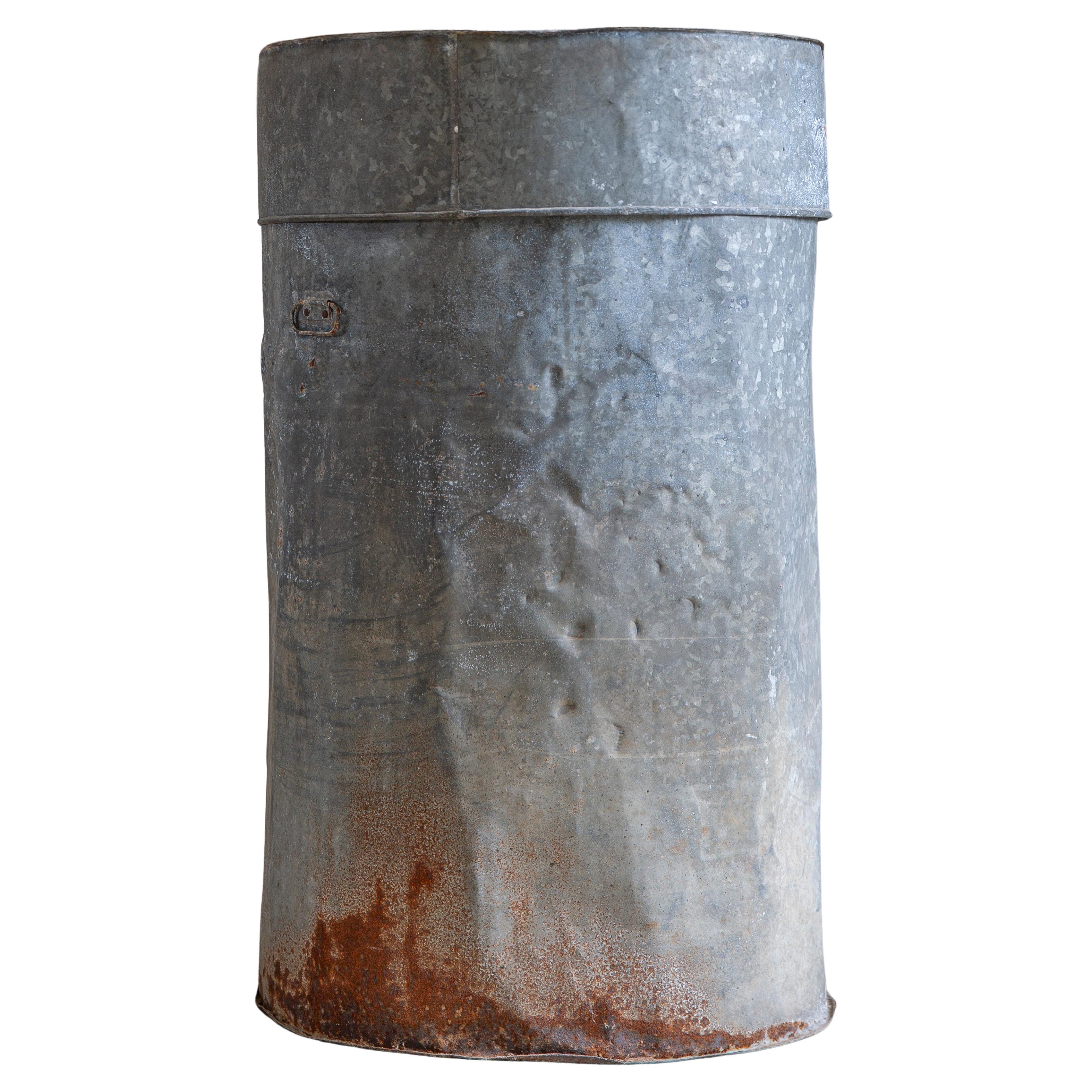 Grande boîte de rangement japonaise vintage wabi sabi rouille xtra datant d'environ 1930 en vente