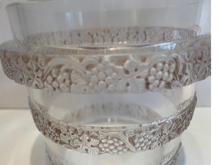 Lalique Art Deco Crystal Ice Bucket Signed on Base, circa 1930 In Good Condition For Sale In Lambertville, NJ