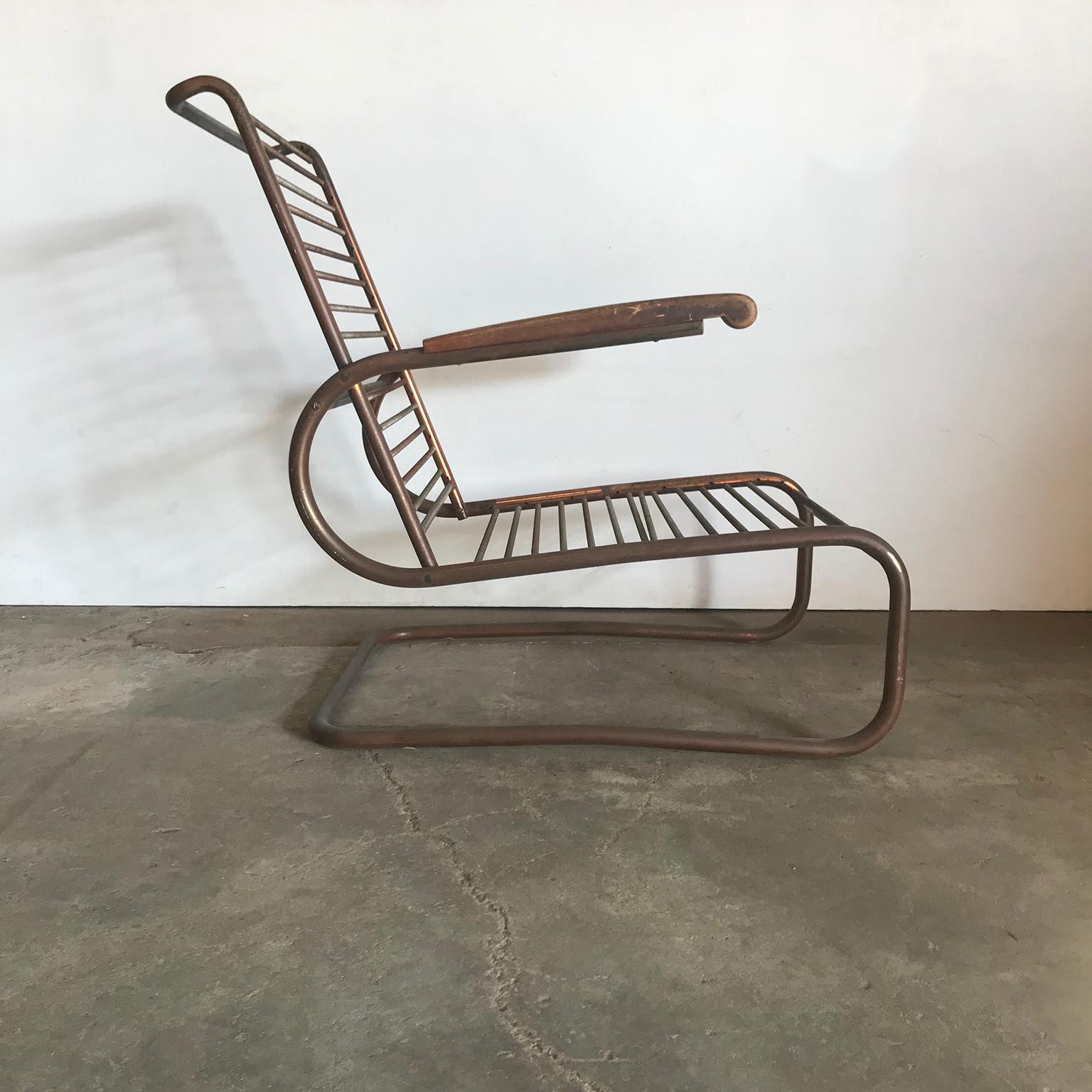 Industriel 1930, Paul Schuitema pour Fana Metaal, chaise en cuivre rouge avec accoudoirs en bois en vente