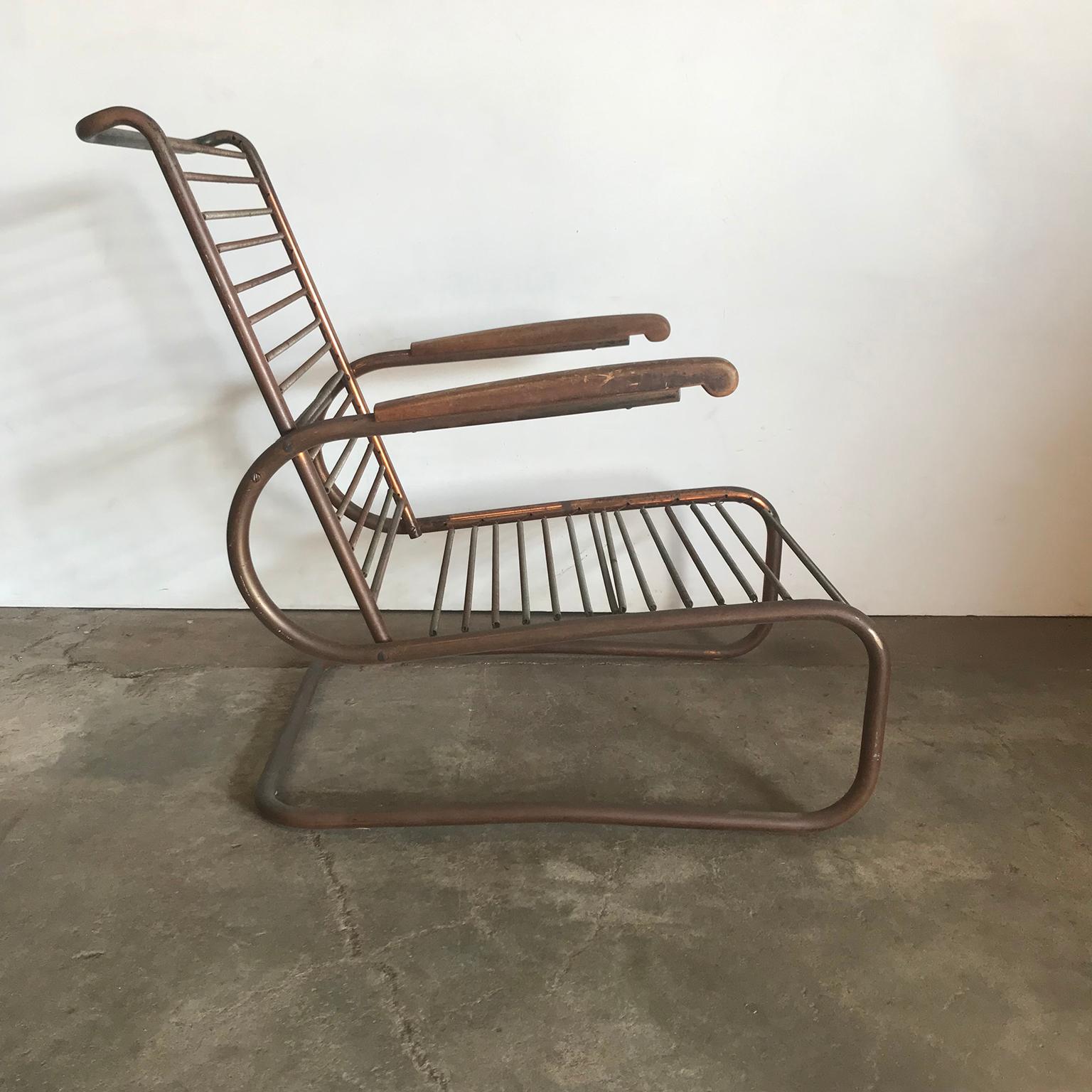 Néerlandais 1930, Paul Schuitema pour Fana Metaal, chaise en cuivre rouge avec accoudoirs en bois en vente
