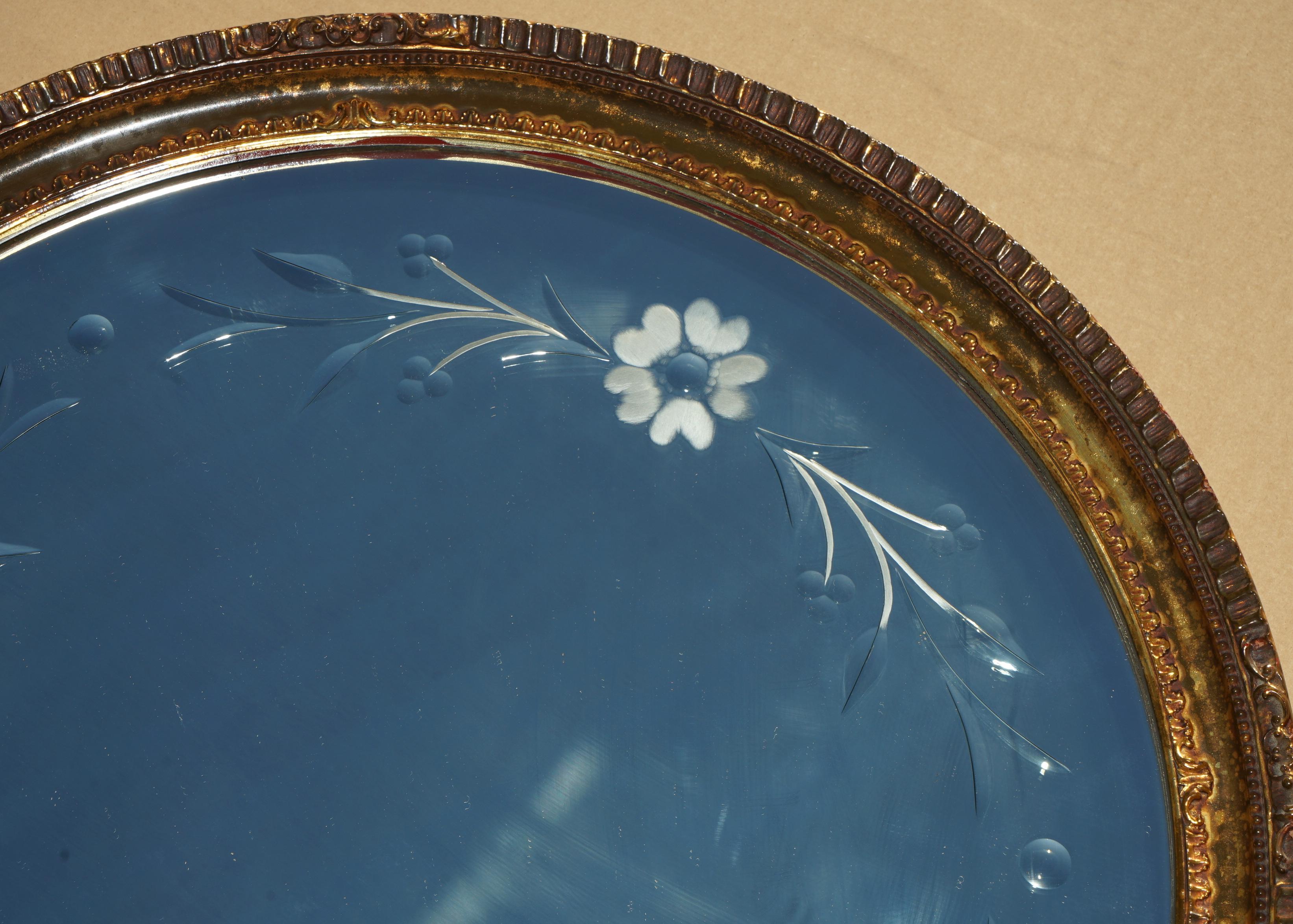 MIRROR ROUND MIRROR EN GLASS ETCHED VENETIAN avec FRAME EN LEFT OR, CiRCA 1930 en vente 2