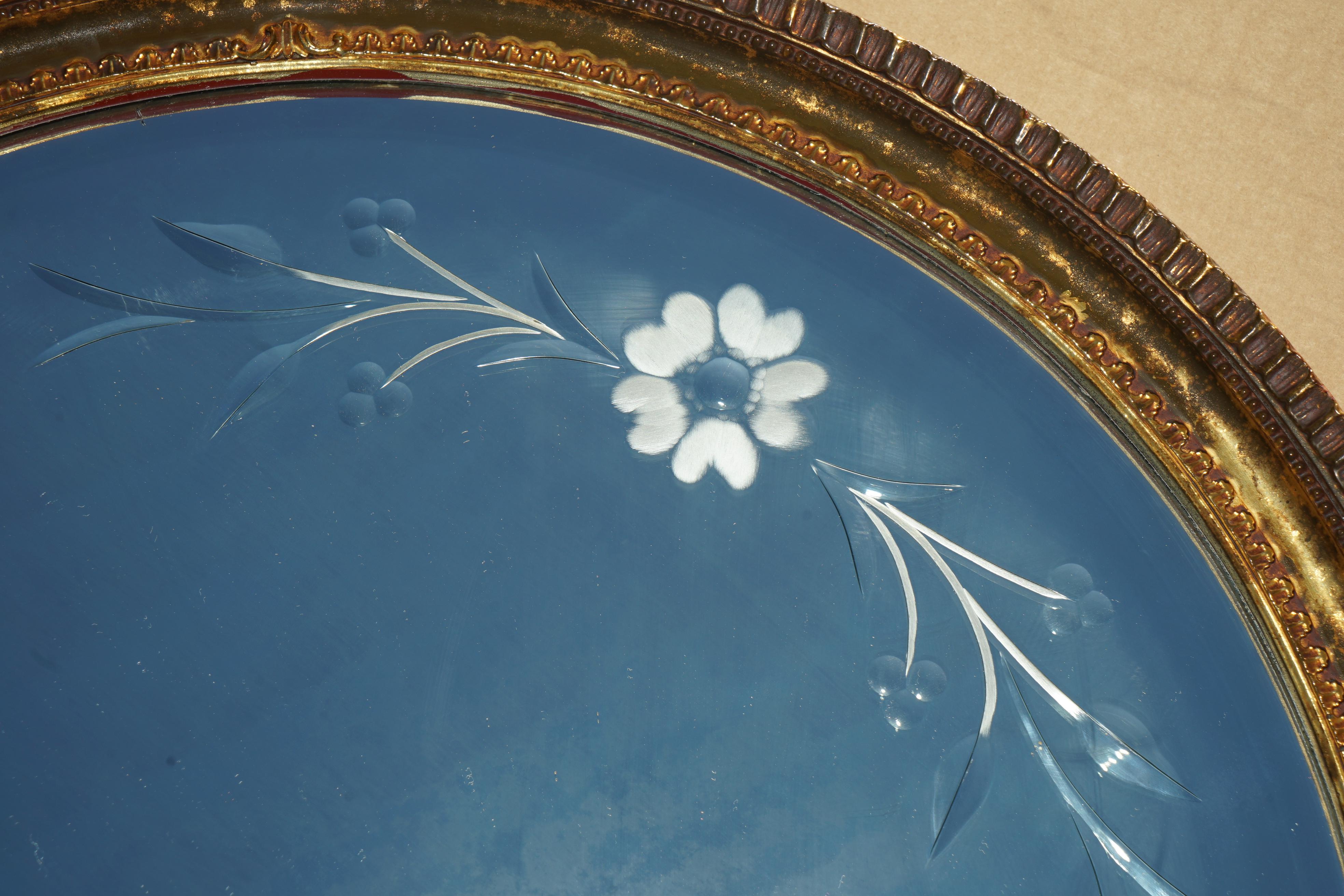 MIRROR ROUND MIRROR EN GLASS ETCHED VENETIAN avec FRAME EN LEFT OR, CiRCA 1930 en vente 3