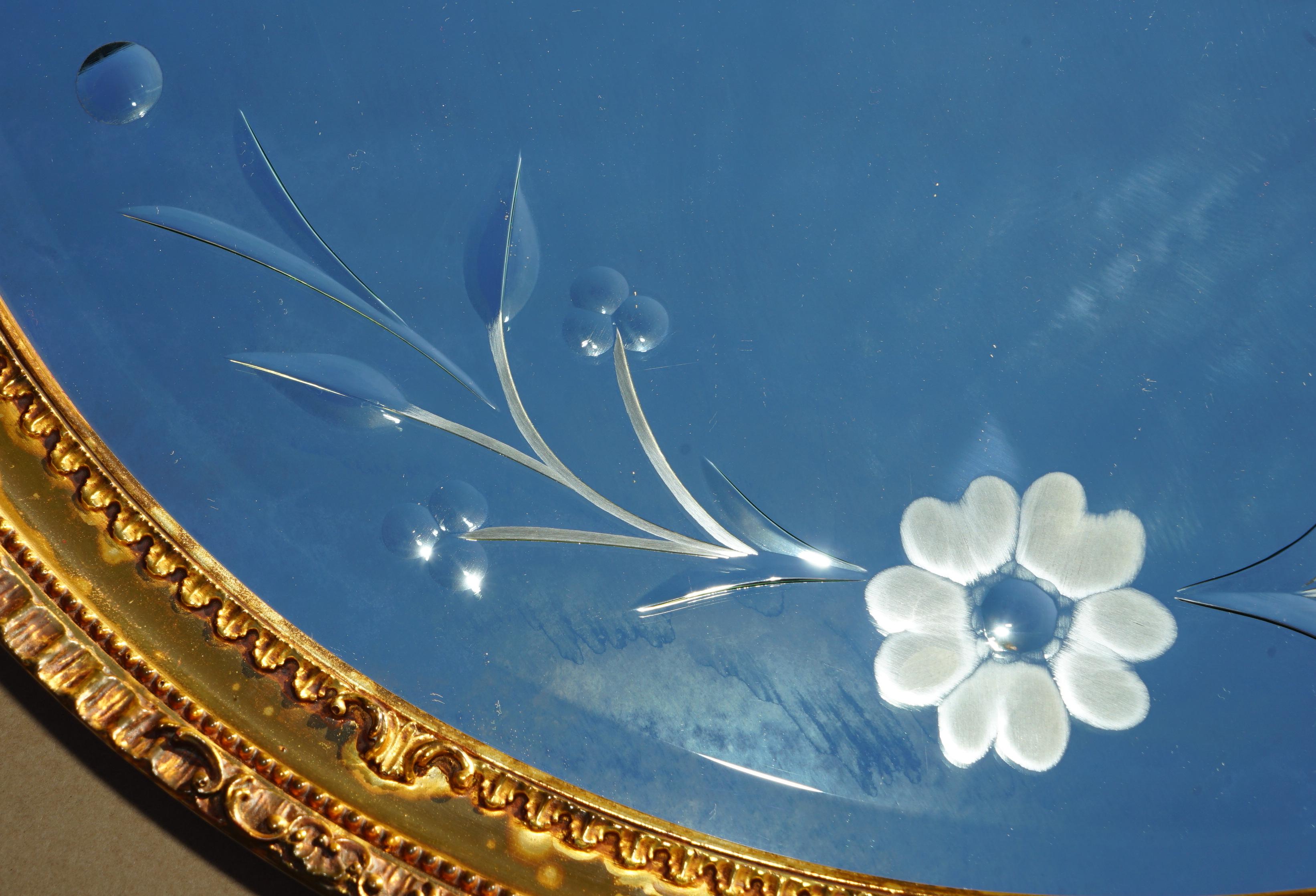 italien MIRROR ROUND MIRROR EN GLASS ETCHED VENETIAN avec FRAME EN LEFT OR, CiRCA 1930 en vente