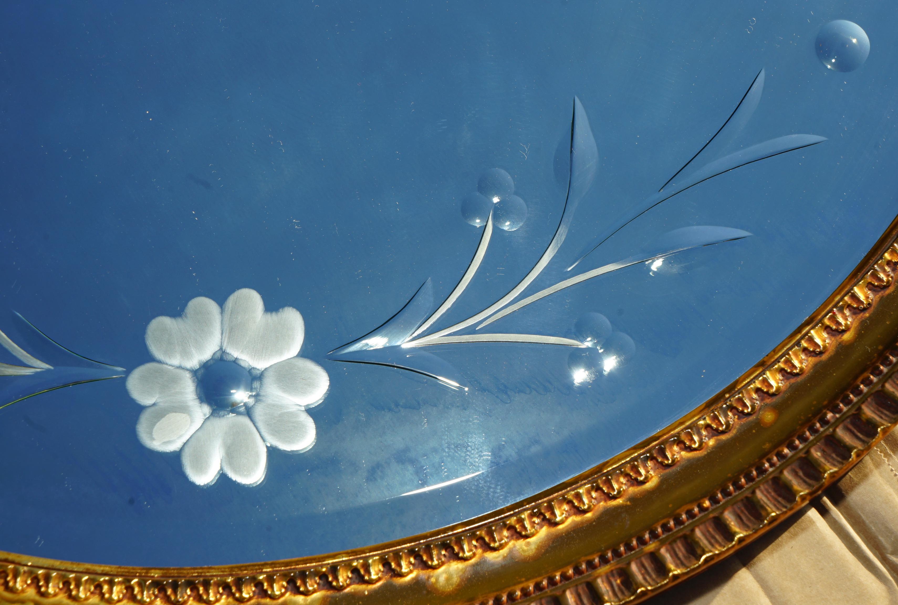 MIRROR ROUND MIRROR EN GLASS ETCHED VENETIAN avec FRAME EN LEFT OR, CiRCA 1930 Bon état - En vente à West Sussex, Pulborough