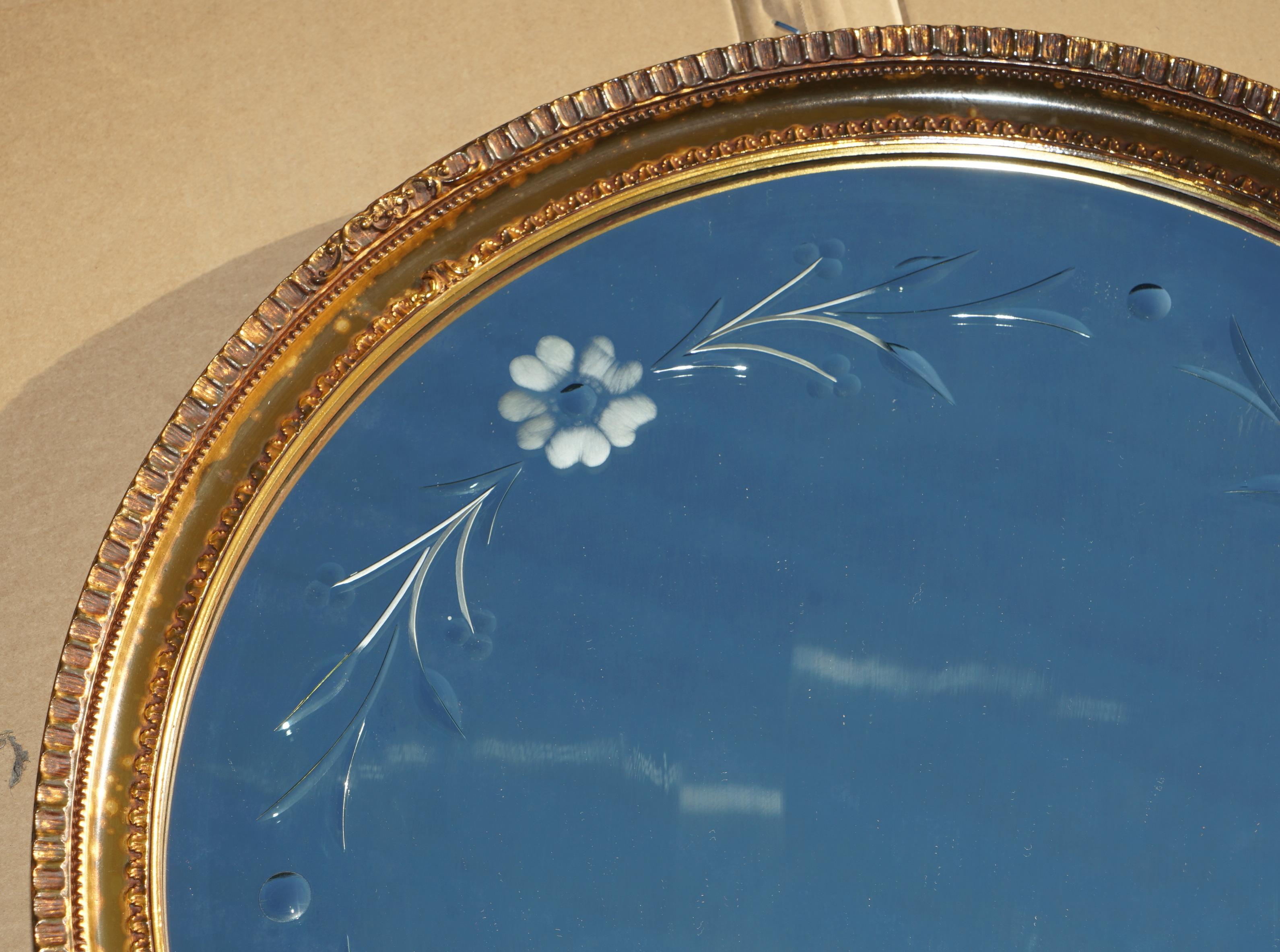 Milieu du XXe siècle MIRROR ROUND MIRROR EN GLASS ETCHED VENETIAN avec FRAME EN LEFT OR, CiRCA 1930 en vente
