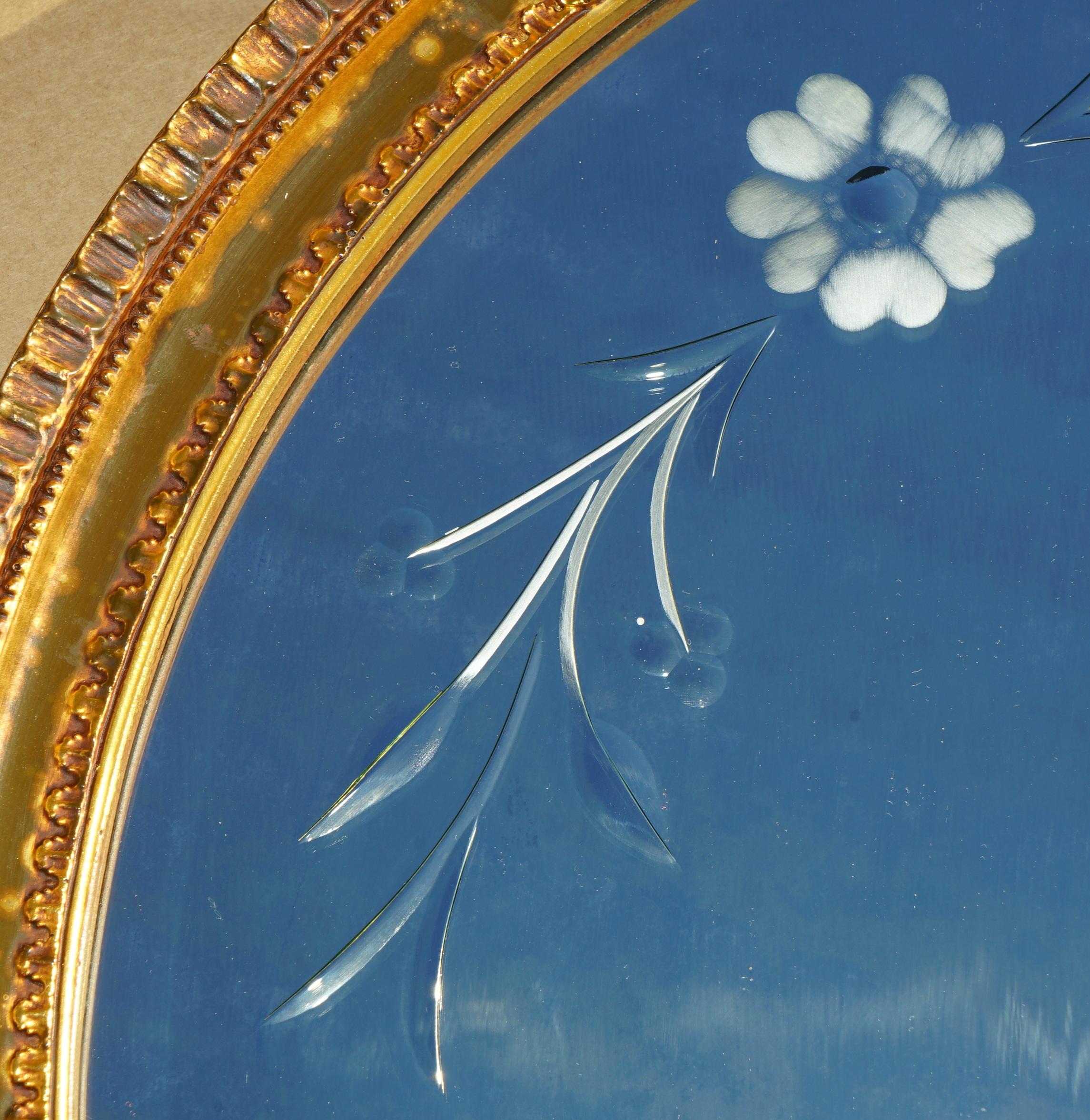 Verre MIRROR ROUND MIRROR EN GLASS ETCHED VENETIAN avec FRAME EN LEFT OR, CiRCA 1930 en vente
