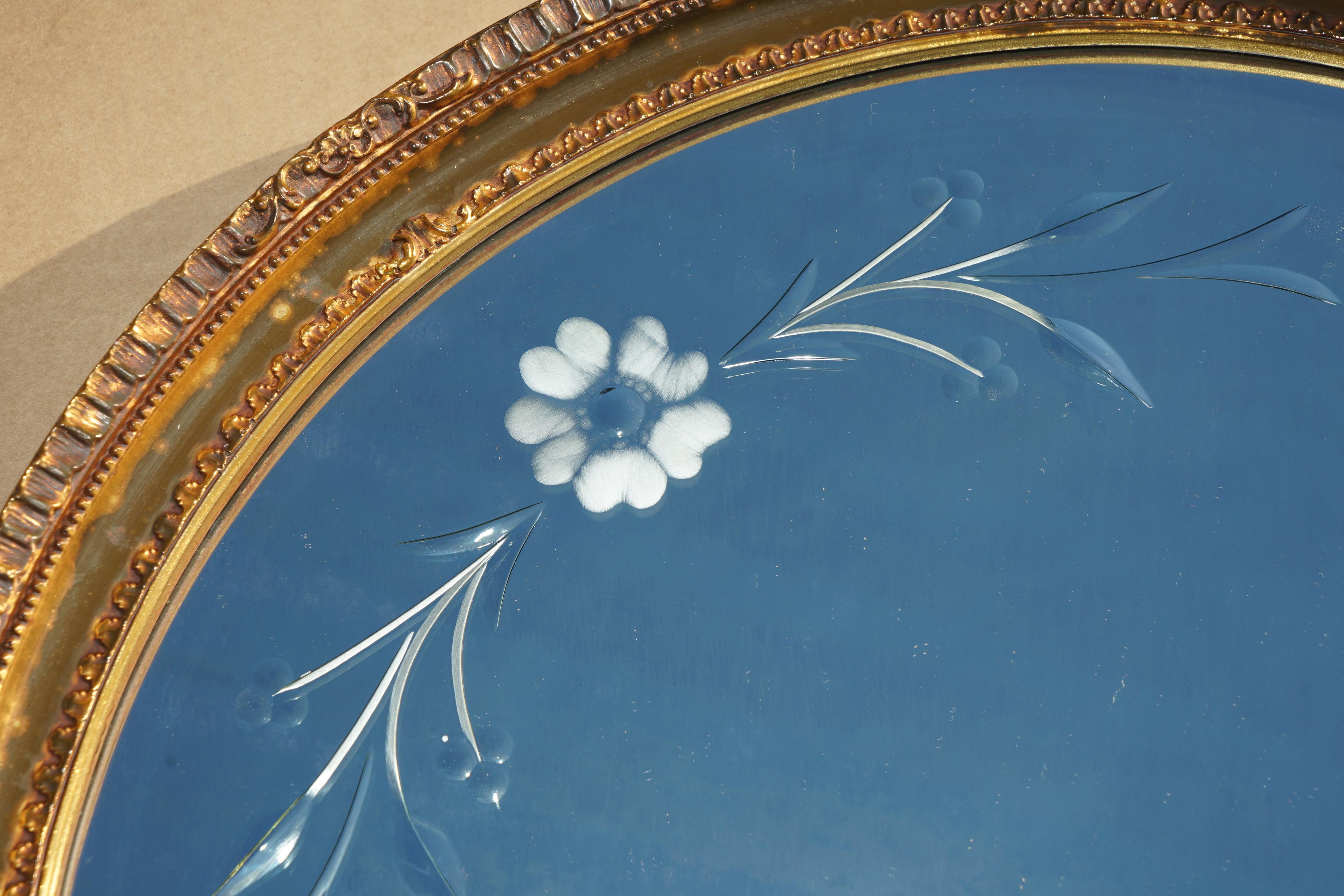 MIRROR ROUND MIRROR EN GLASS ETCHED VENETIAN avec FRAME EN LEFT OR, CiRCA 1930 en vente 1