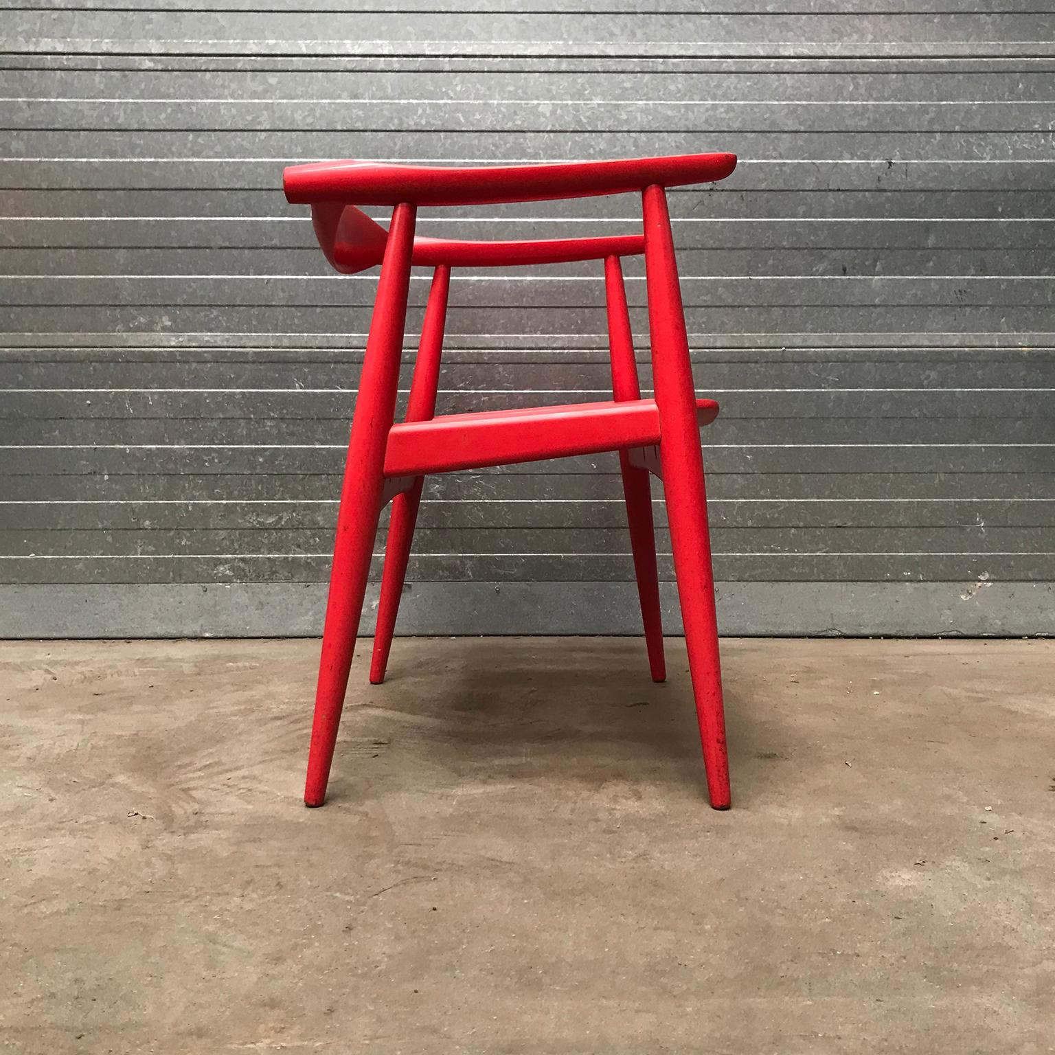Seltener Wegner-Beistellstuhl aus original rot lackiertem Holz, um 1930 (Dänisch) im Angebot