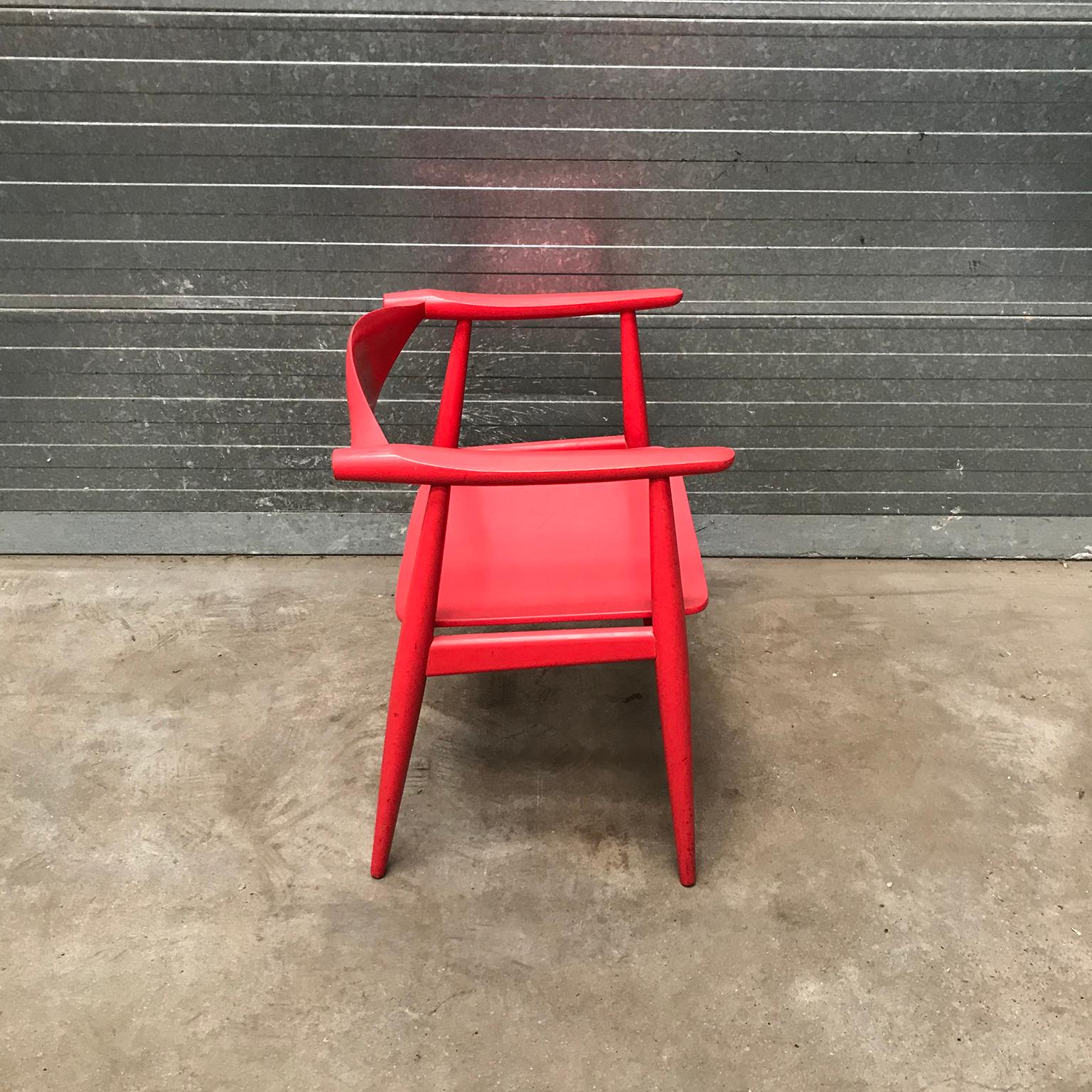 Chaise d'appoint Wegner très rare en bois peint à l'origine en rouge, datant d'environ 1930 Bon état - En vente à Amsterdam IJMuiden, NL