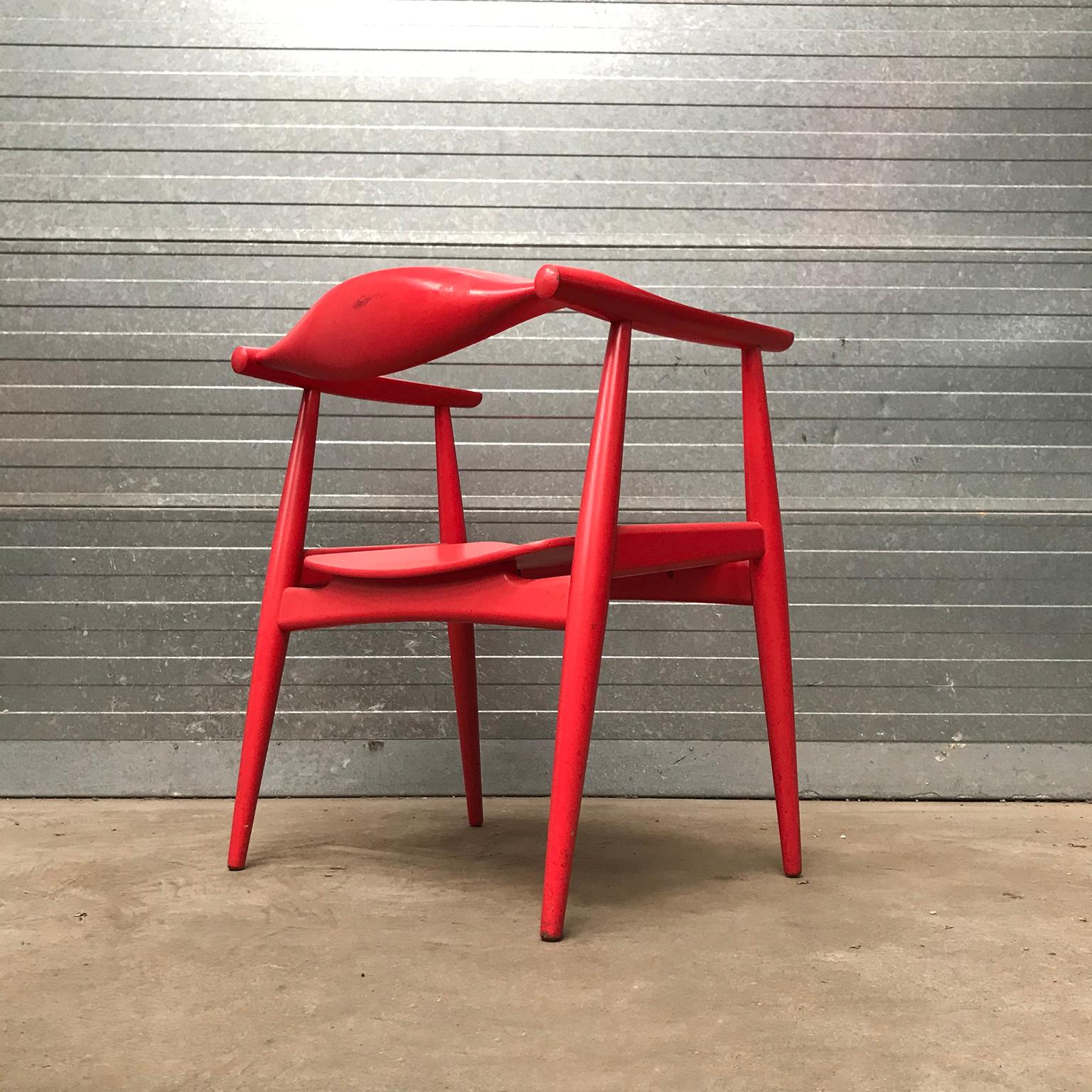 Bois Chaise d'appoint Wegner très rare en bois peint à l'origine en rouge, datant d'environ 1930 en vente