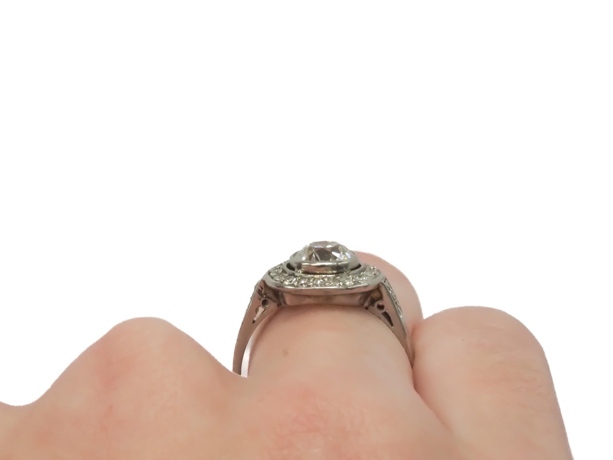 Circa 1930s 1.00ct Old European  Diamond Engagement Ring In Good Condition For Sale In Hicksville, NY