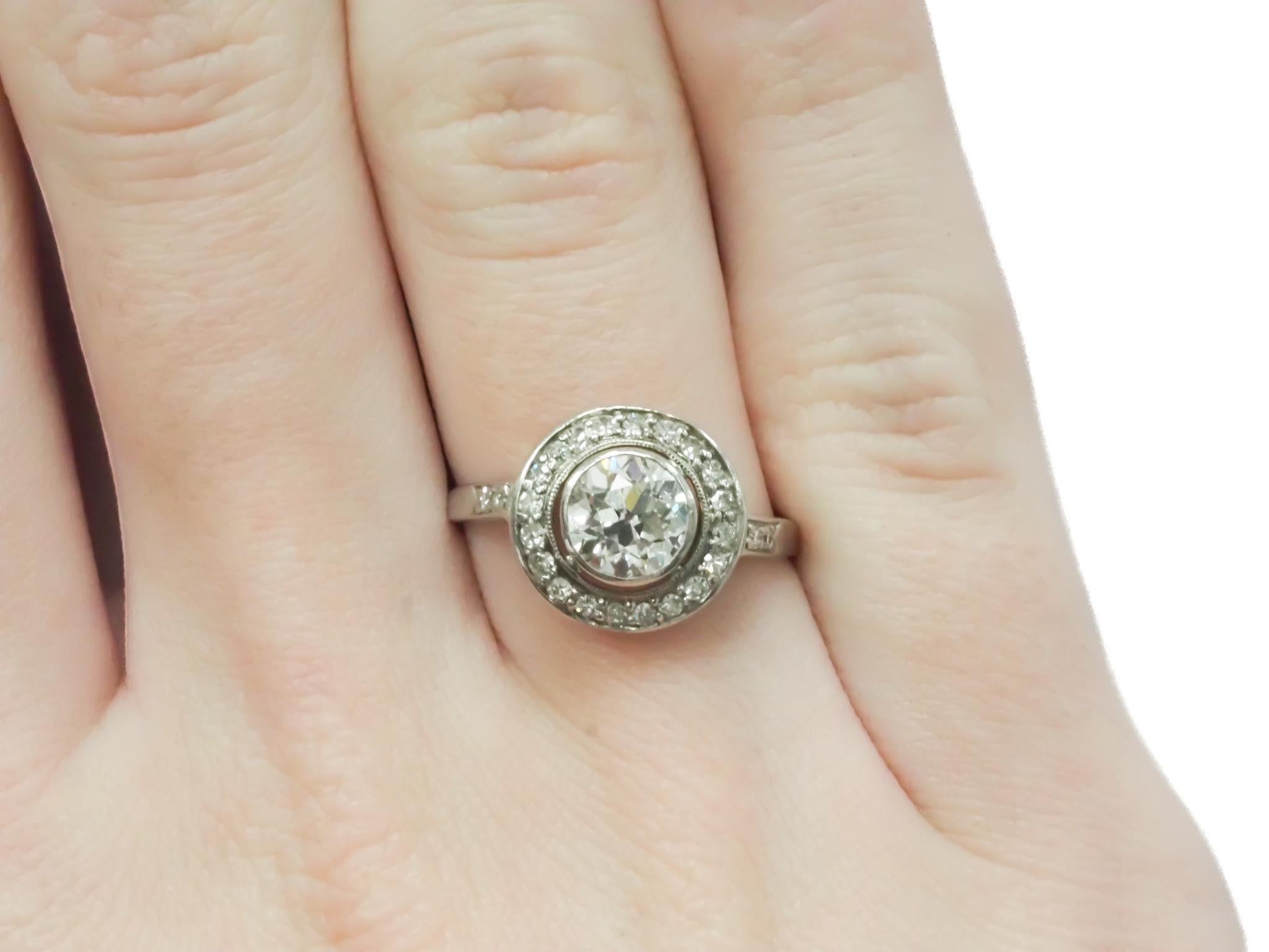 Circa 1930s 1.00ct Old European  Diamond Engagement Ring For Sale 2