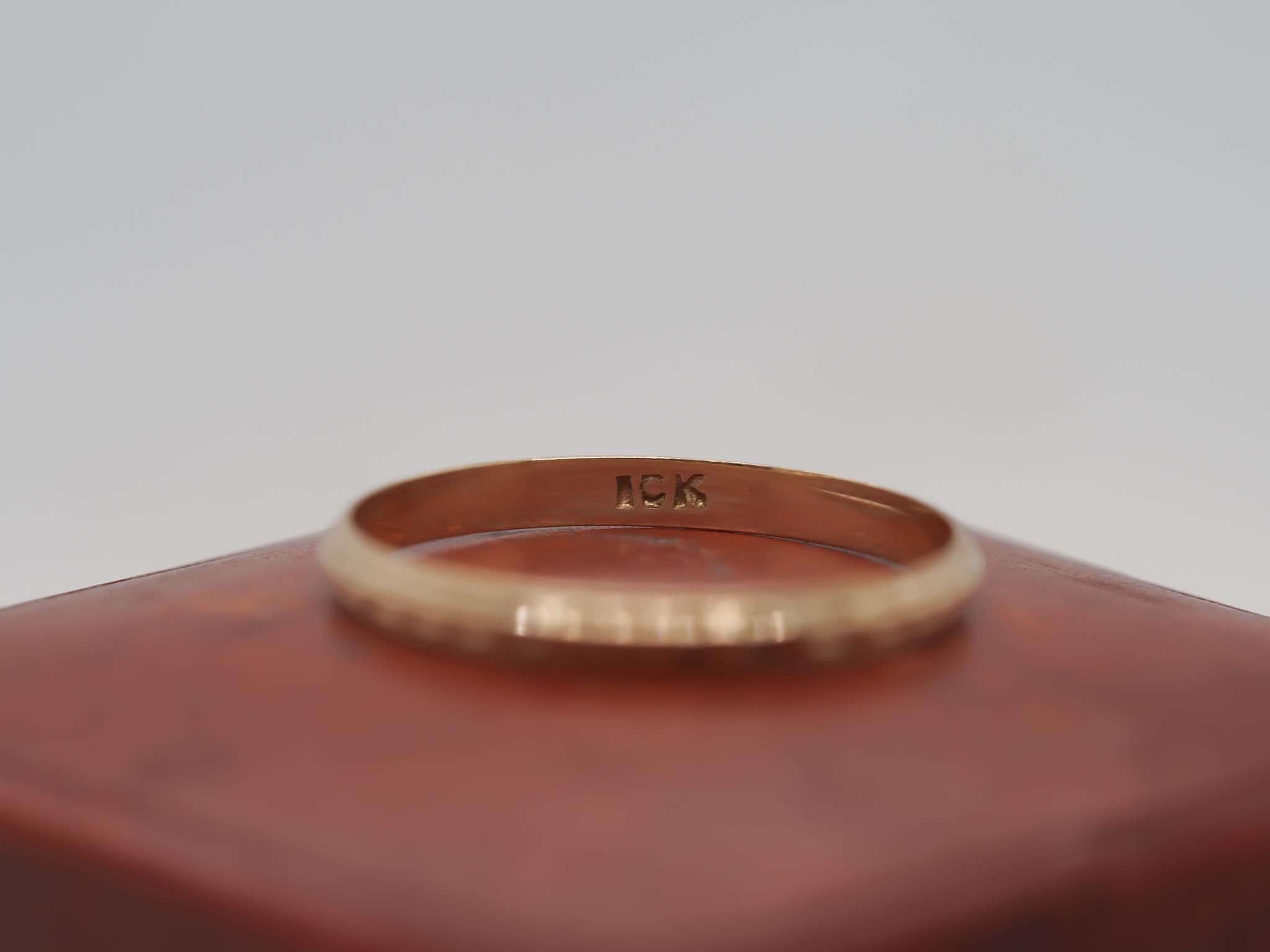 Circa 1930s 10K Yellow Gold Hand Engraved Wedding Band size 5.75 In Good Condition For Sale In Hicksville, NY