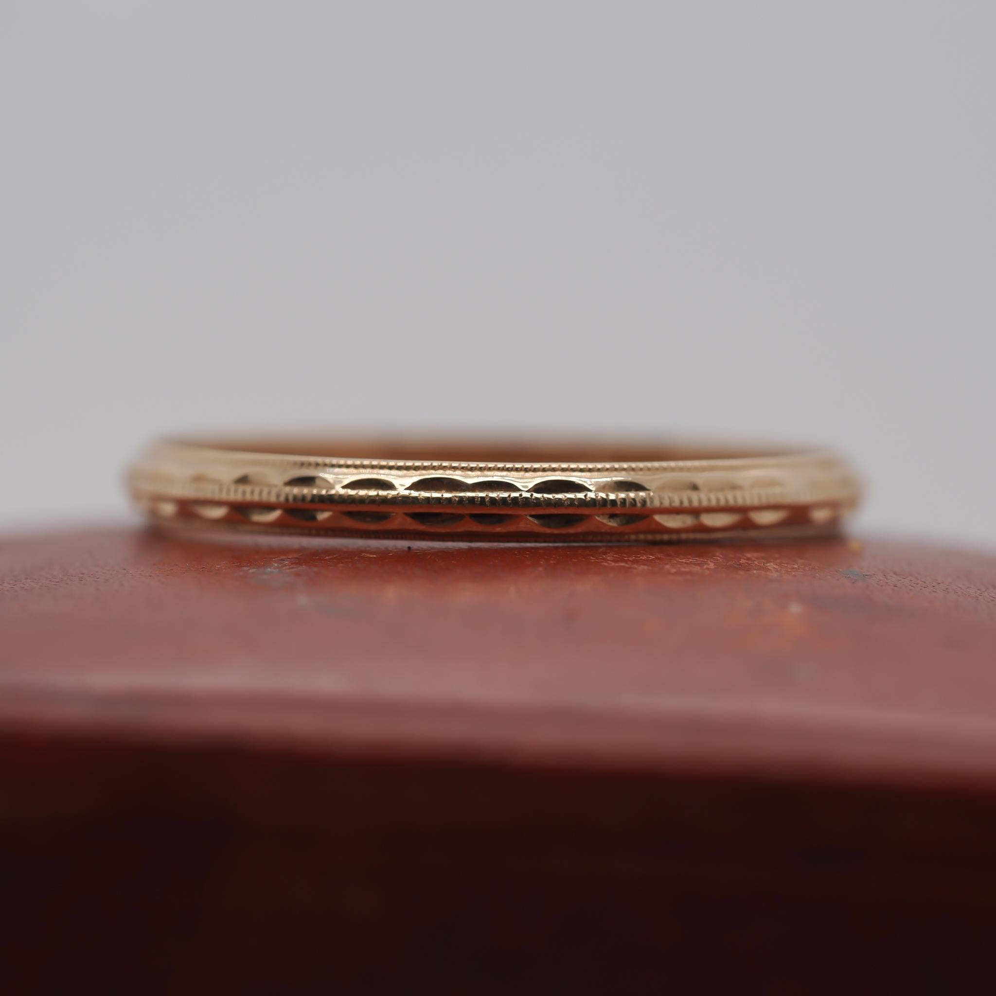 Circa 1930s 10K Yellow Gold Hand Engraved Wedding Band size 7.5 In Good Condition For Sale In Hicksville, NY