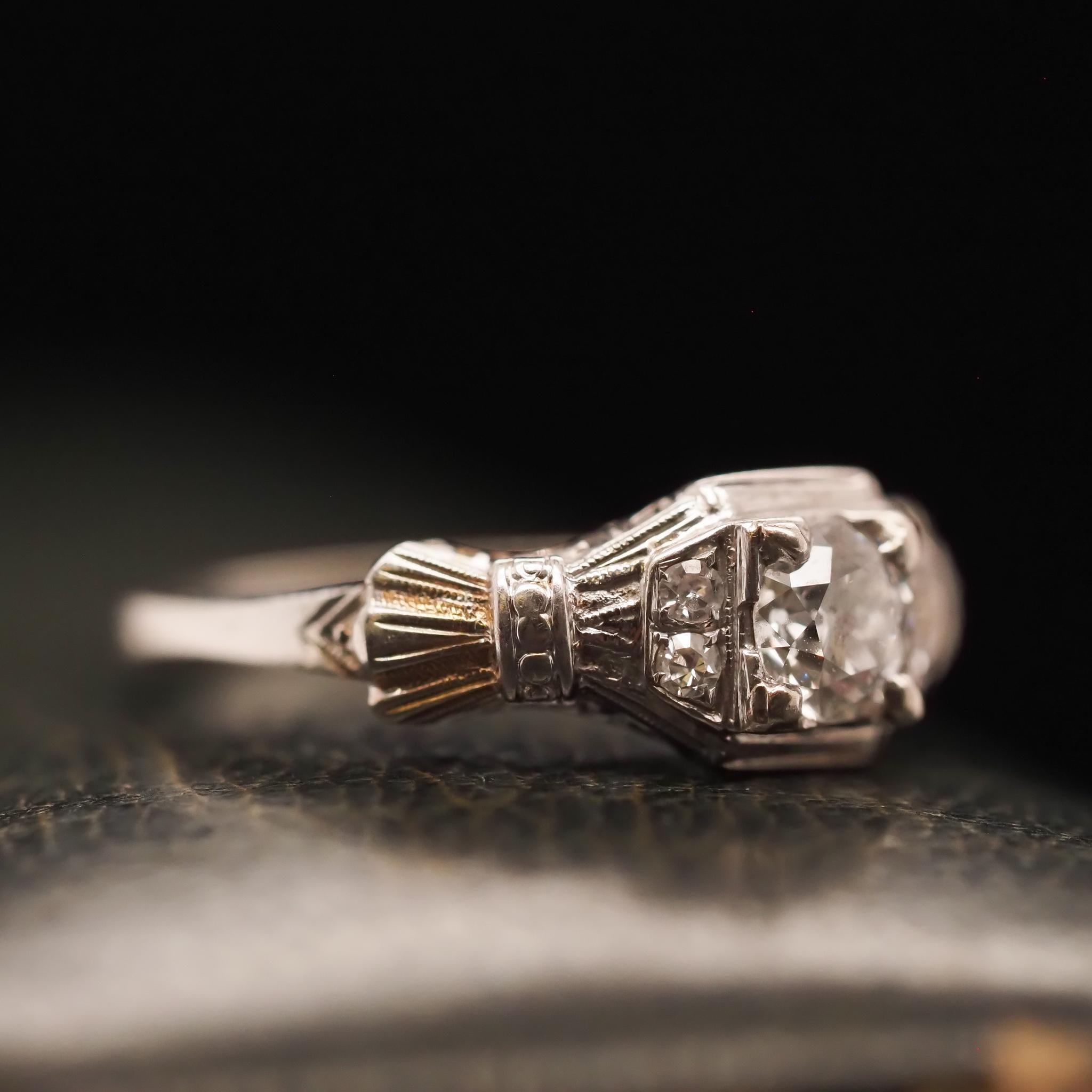 Detalles del artículo:
Tamaño del anillo: 7 (Grande)
Tipo de Metal: Oro blanco de 14 quilates [Hallmarked, and Tested].
Peso: 2.8 gramos
Detalles del diamante: .50ct, Brillante Europeo Antiguo, Color H, Claridad VS.
Ancho de banda: 1.70 mm
Estado: