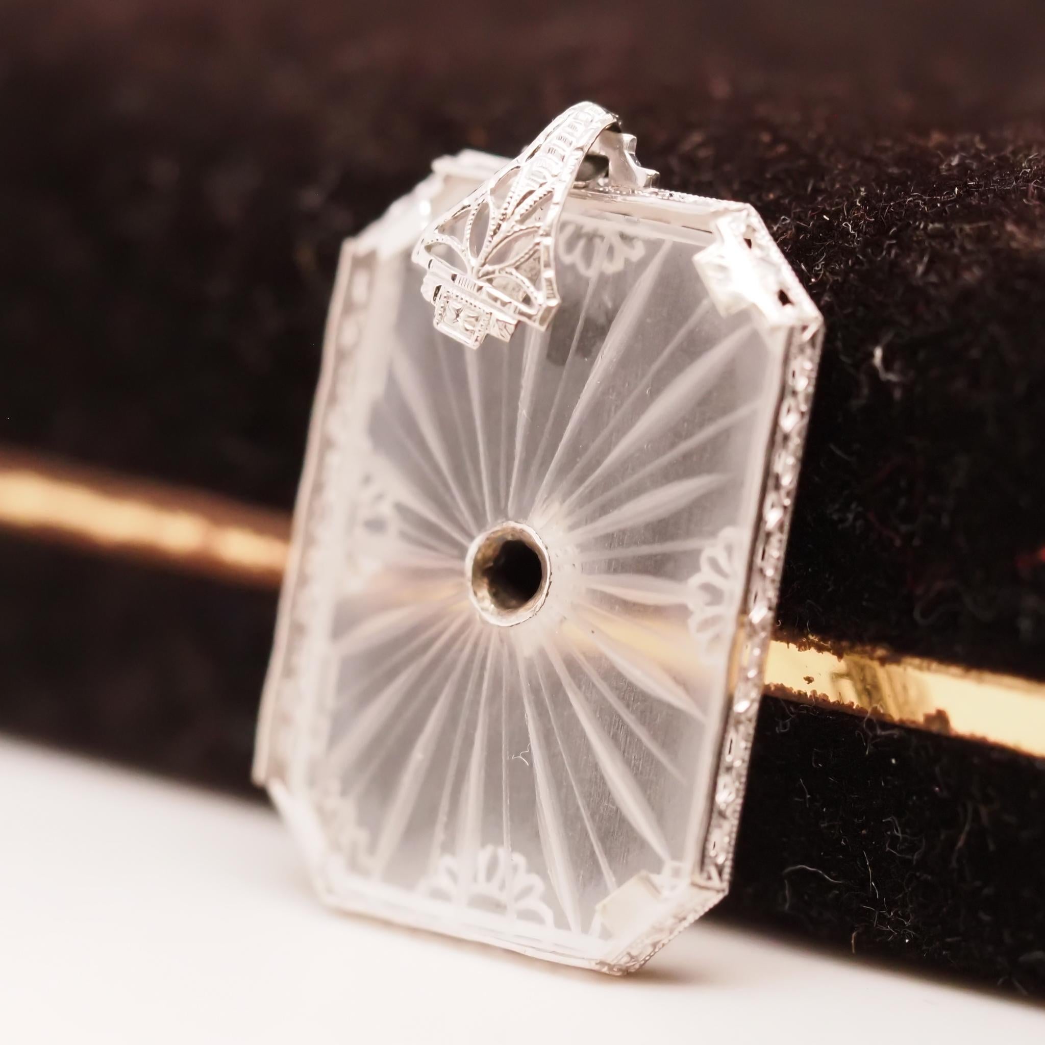 Circa 1930er Jahre 14K Weißgold Camphor-Kristall-Diamant-Anhänger (Art déco)