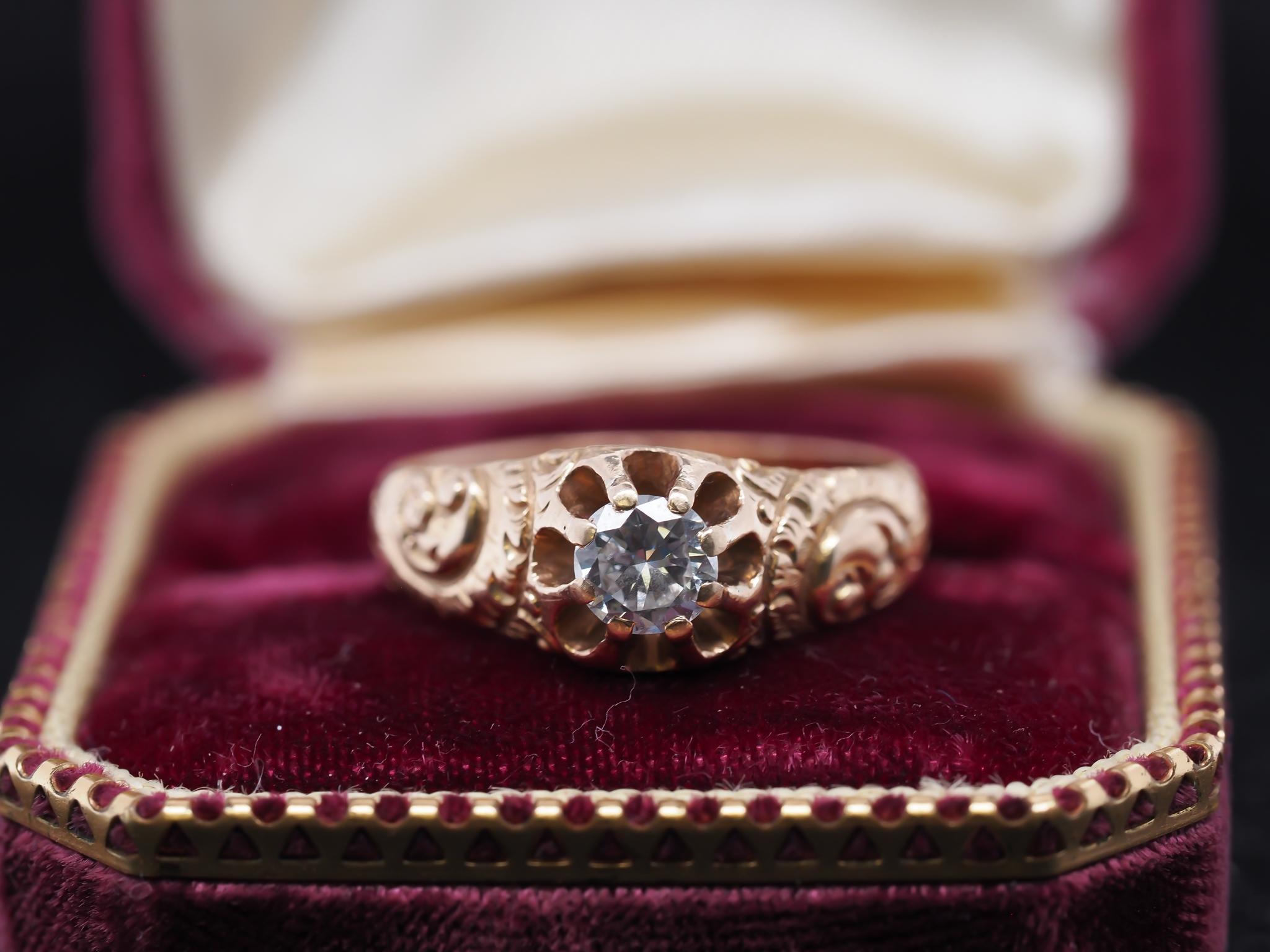 Jahr: 1930er Jahre
Artikel-Details:
Ringgröße: 6.5 (Größe)
Metall Typ: 14K Gelbgold [Punziert und geprüft]
Gewicht: 4,4 Gramm
Diamant-Details: .50ct, Runder Übergangsbrillant, Farbe H, Reinheit VS
Breite des Bandes: 3,5 mm
Zustand: Ausgezeichnet