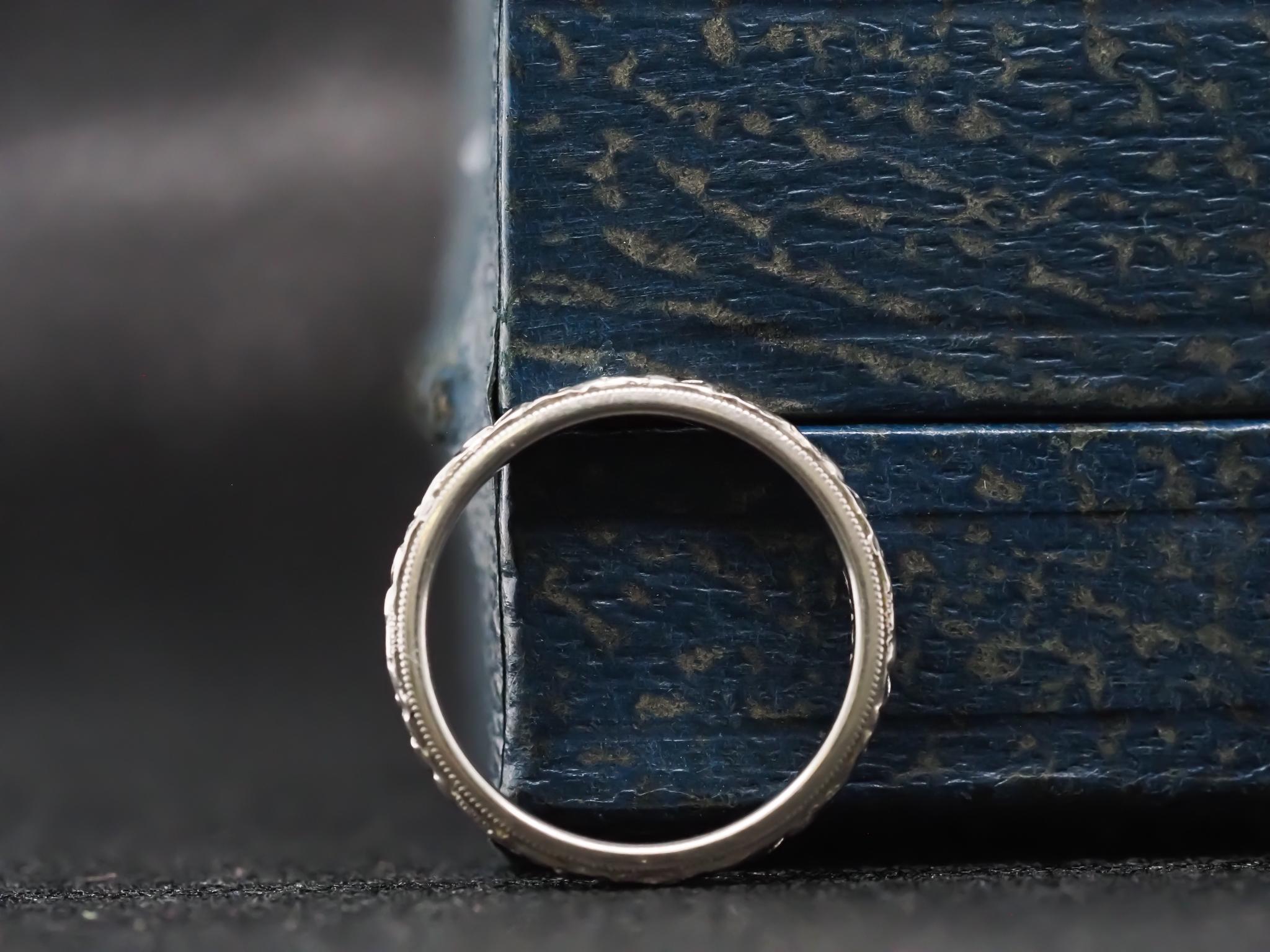 Circa 1930s 18K White Gold Hand Engraved Wedding Band Size 5 In Good Condition For Sale In Hicksville, NY