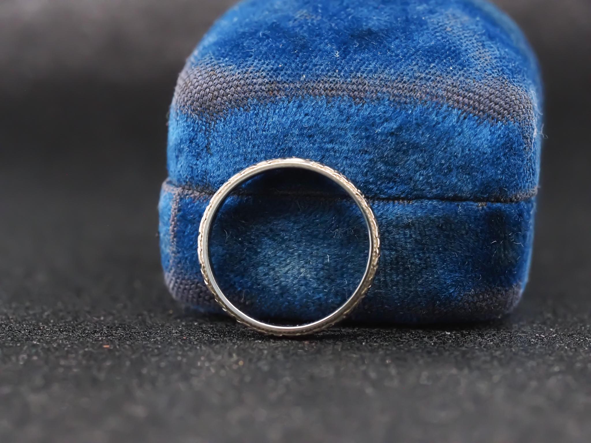 Circa 1930s 18K White Gold Hand Engraved Wedding Band Size 6.5 In Good Condition For Sale In Hicksville, NY