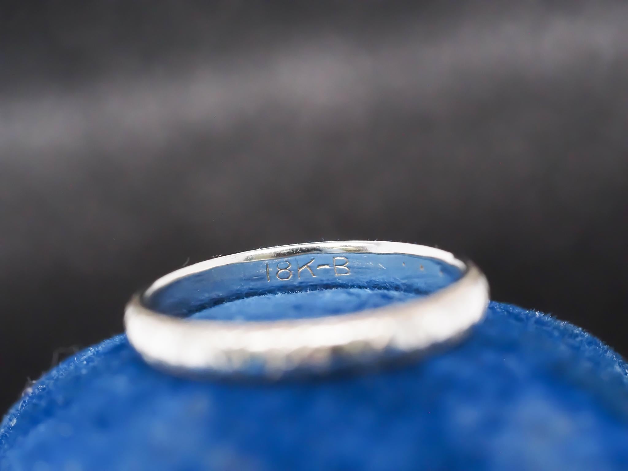 Women's Circa 1930s 18K White Gold Hand Engraved Wedding Band Size 6.5 For Sale