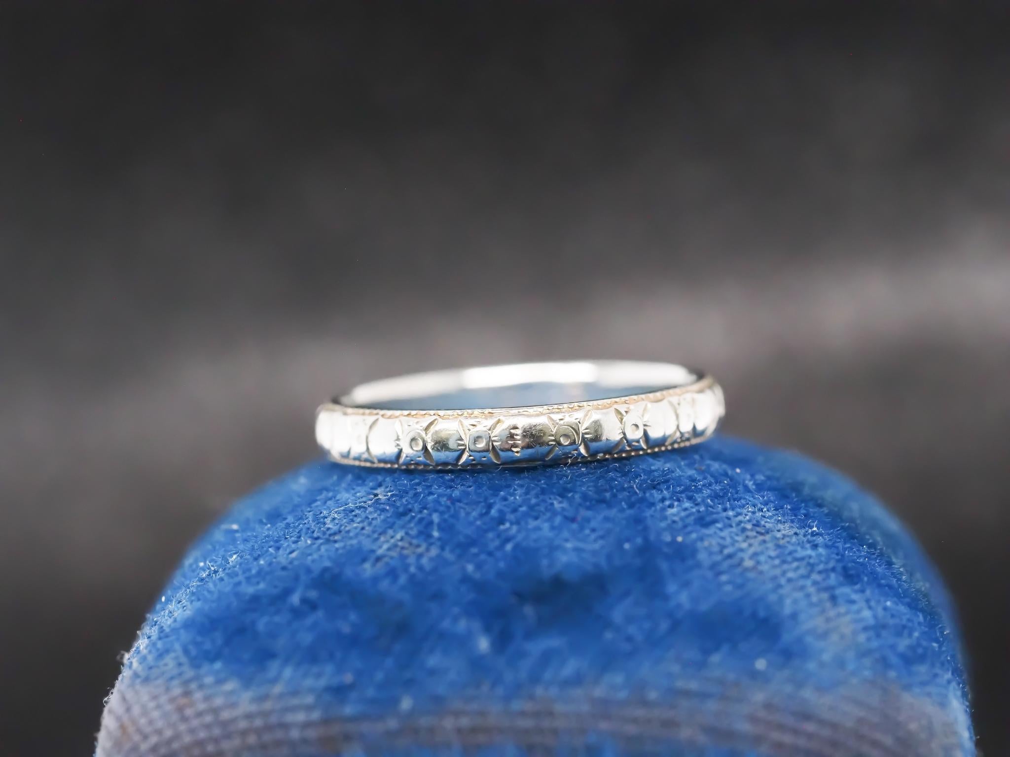 Circa 1930s 18K White Gold Hand Engraved Wedding Band Size 6.5 For Sale 1