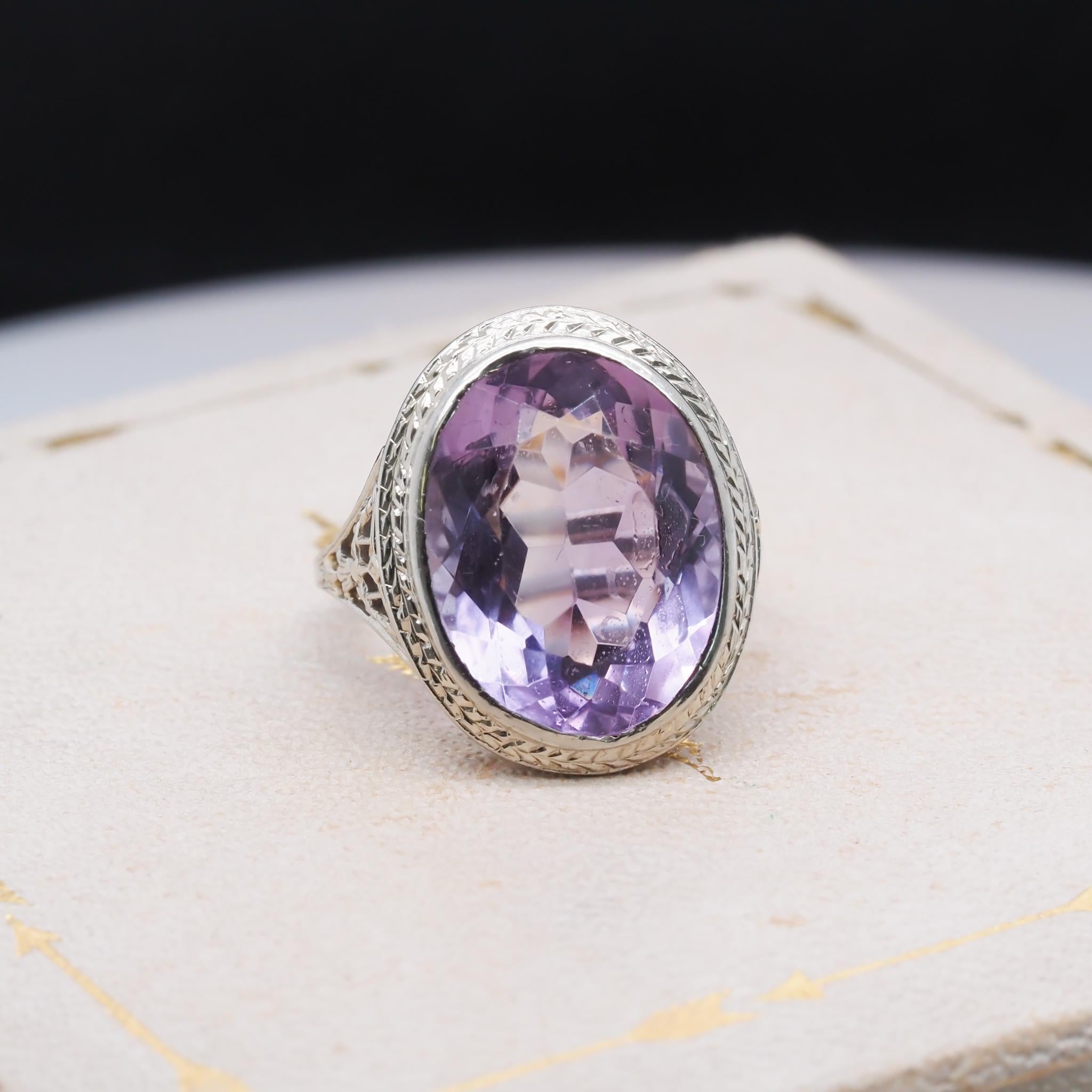 Anello Amethsyt di forma ovale in oro bianco 18 carati degli anni '30 circa in vendita 1