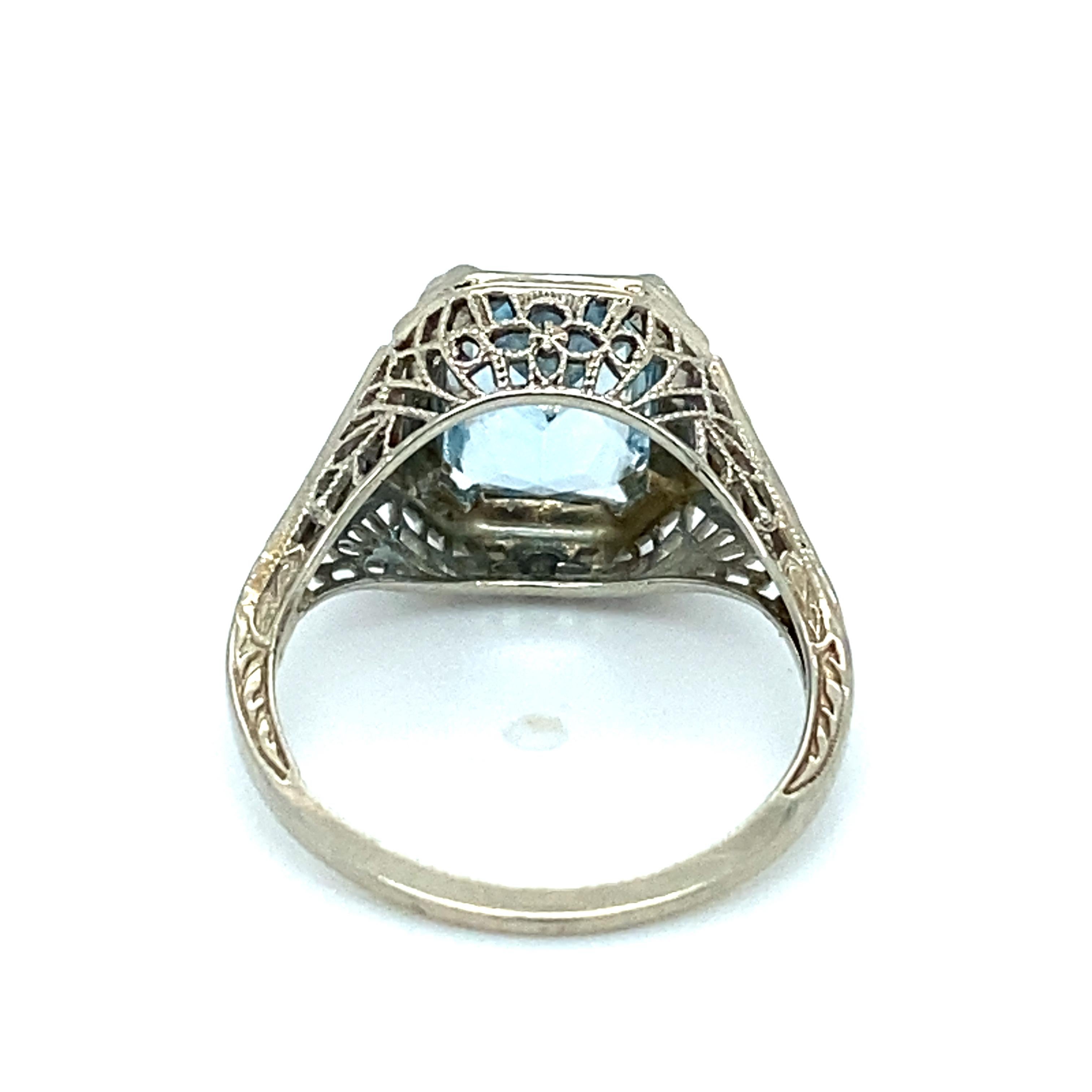 Artikel-Details: Dieser Vintage Art Deco Ring zeigt einen einzelnen großen Aquamarin in der Mitte, umgeben von filigranen Details. Er ist aus 18 Karat Weißgold gefertigt.

Circa: 1930er Jahre
Metall Typ: 18k Weißgold
Gewicht: 2,3 Gramm
Größe: US