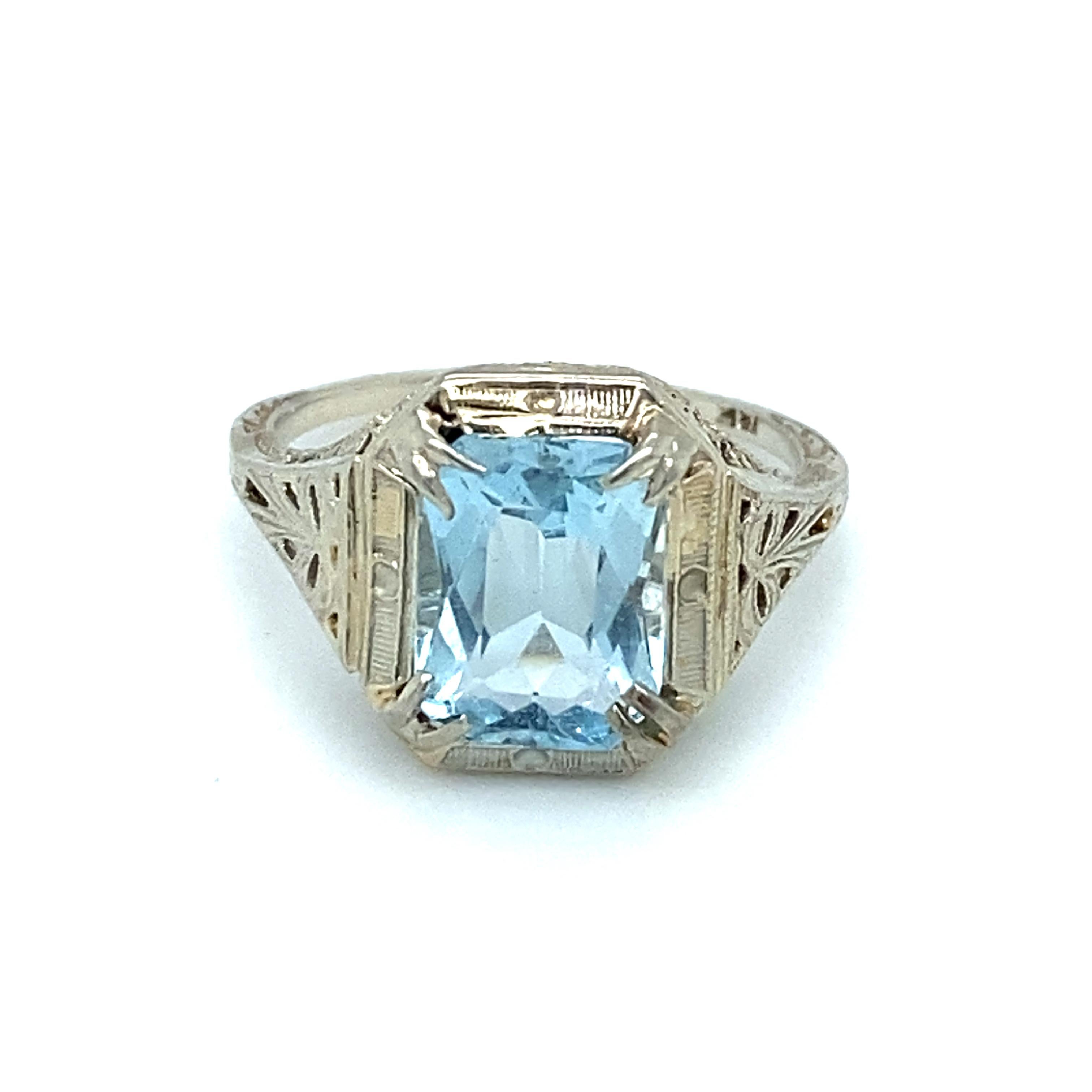 Circa 1930er Jahre Art Deco Aquamarin-Ring aus 18 Karat Weißgold (Smaragdschliff)