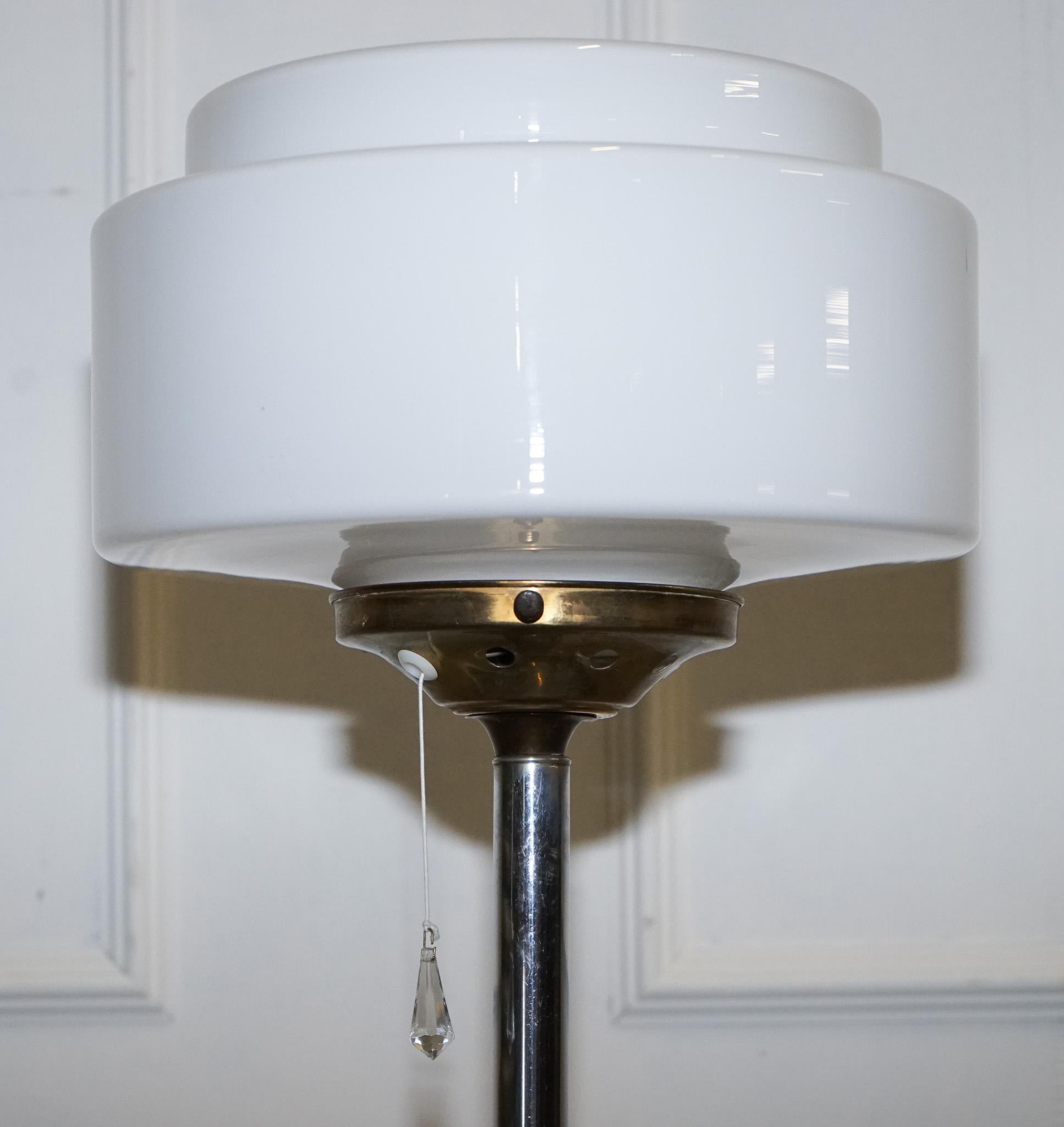 CIRCA 1930'S ART DECO FLOOR LAMP WITH WHiTE GLASS SHADE (Britisch) im Angebot