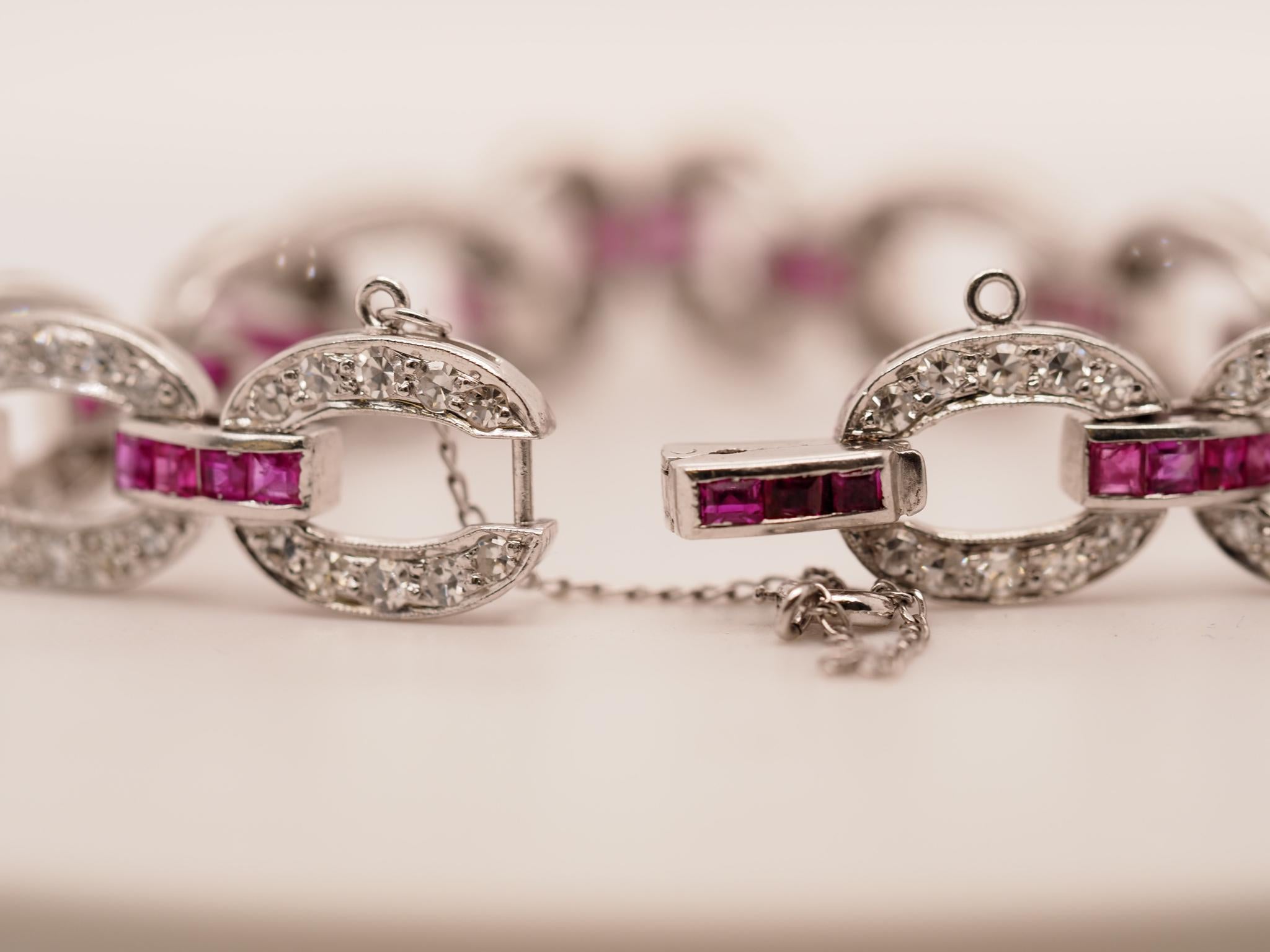 Donna Bracciale Art Deco in platino e palladio con diamanti e rubini naturali degli anni '30 circa in vendita